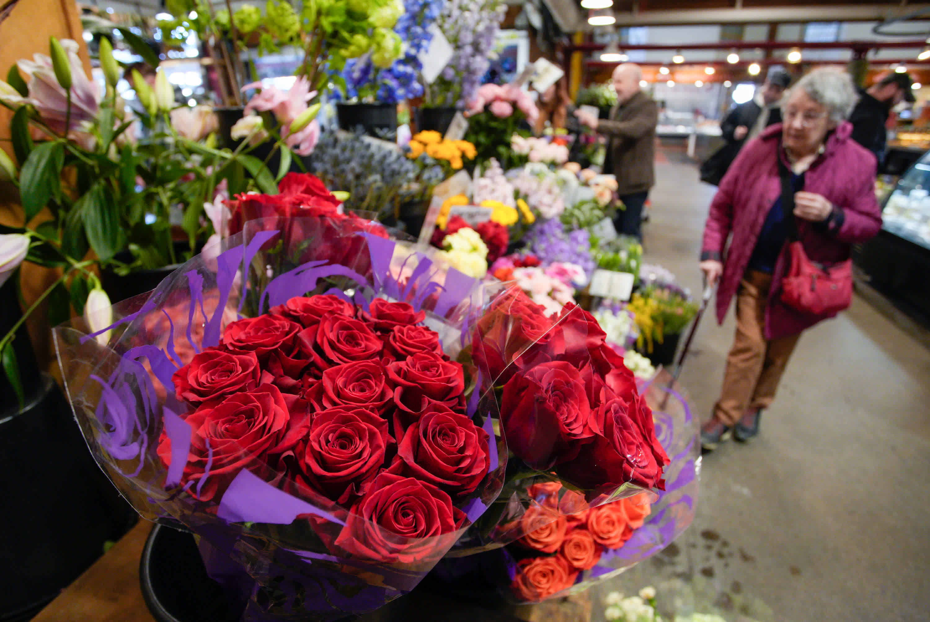 玫瑰花束陳列在一家花店門前。（新華社）