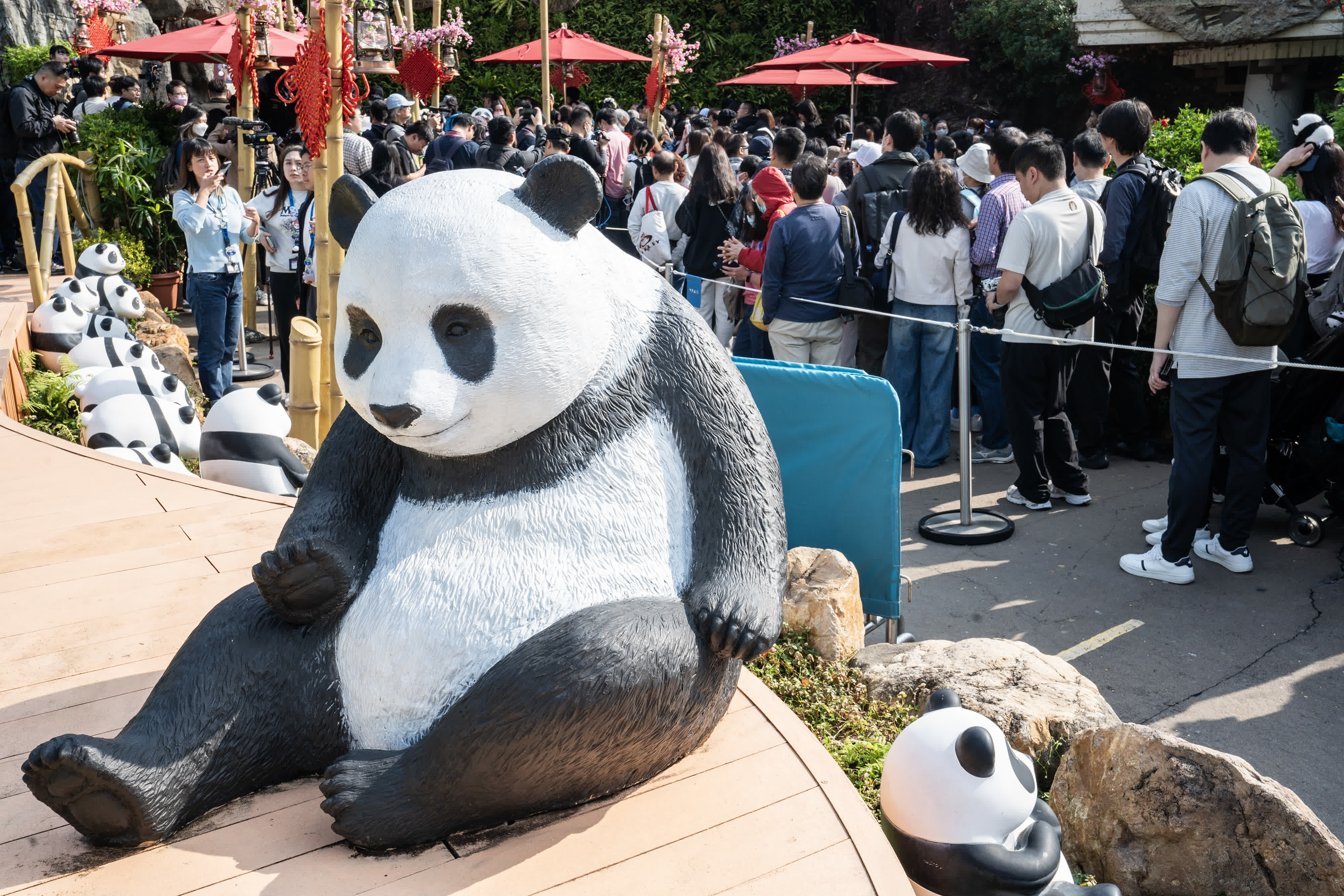 圖為2月16日，市民與遊客在大熊貓館外排隊(duì)等候入內(nèi)參觀。（中新社）