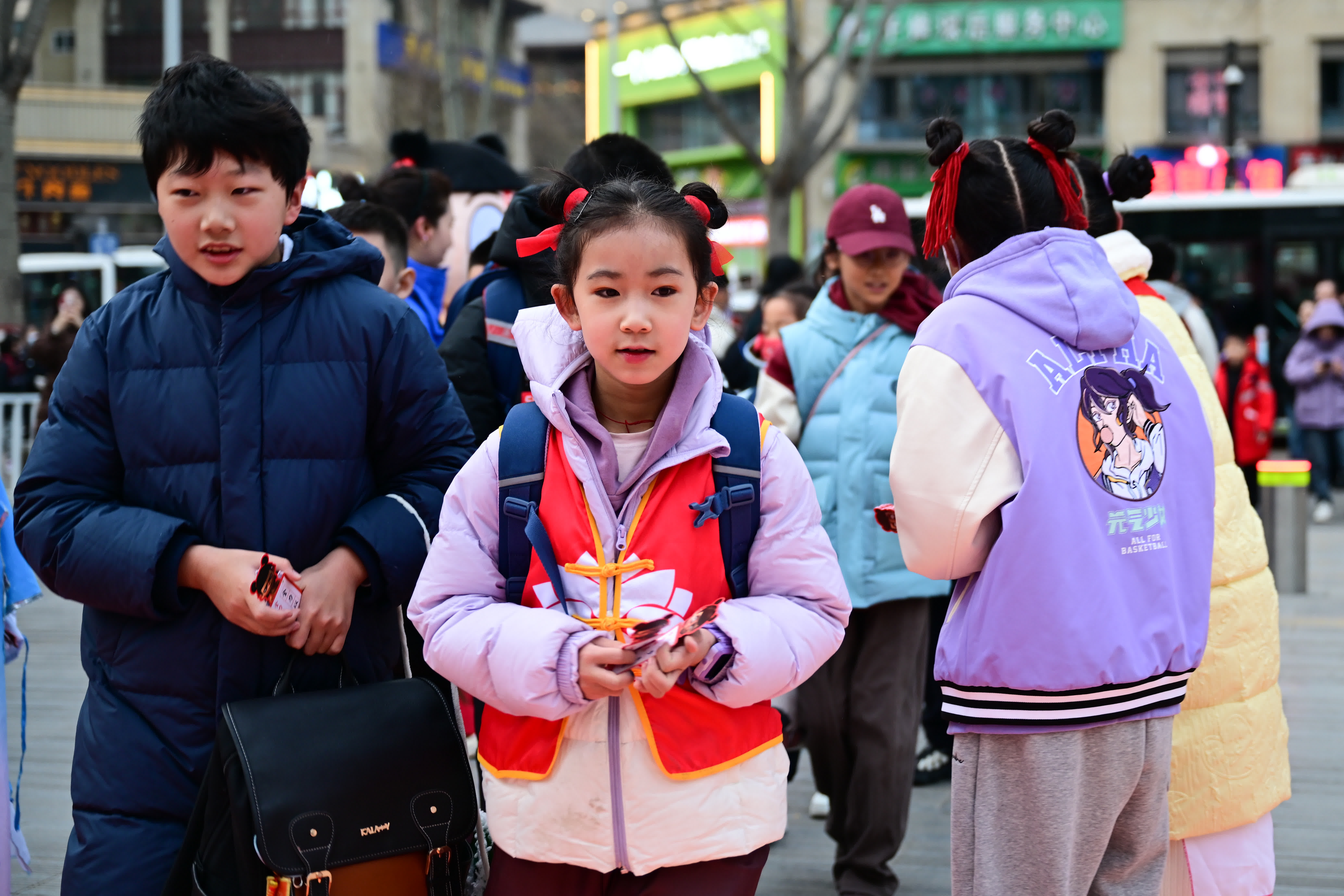 2月23日，西寧市城西區(qū)文匯小學(xué)一名裝扮成「哪吒」造型的學(xué)生走進校園。（新華社）