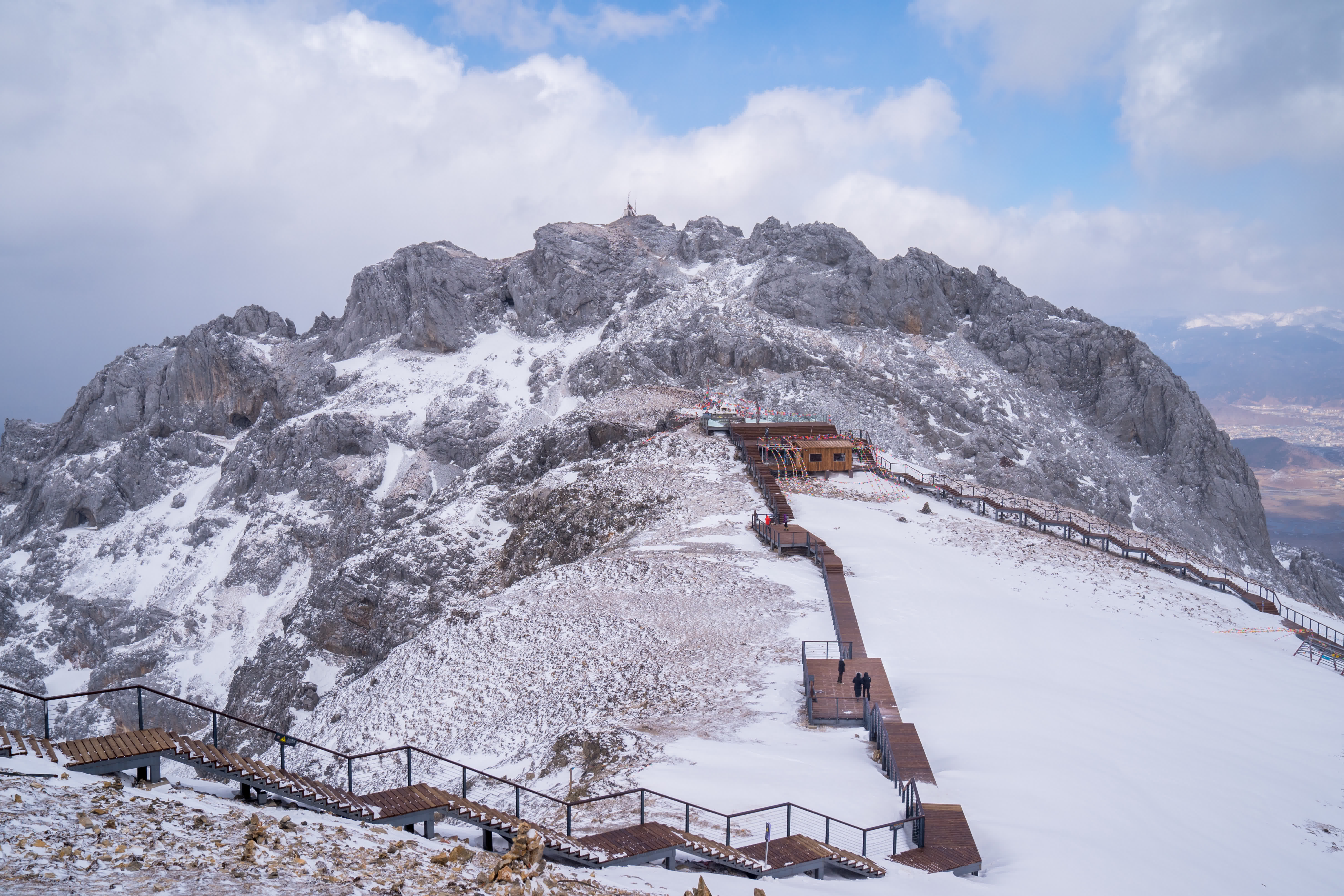 2月24日，遊客在香格里拉市石卡雪山遊玩觀景。（新華社）