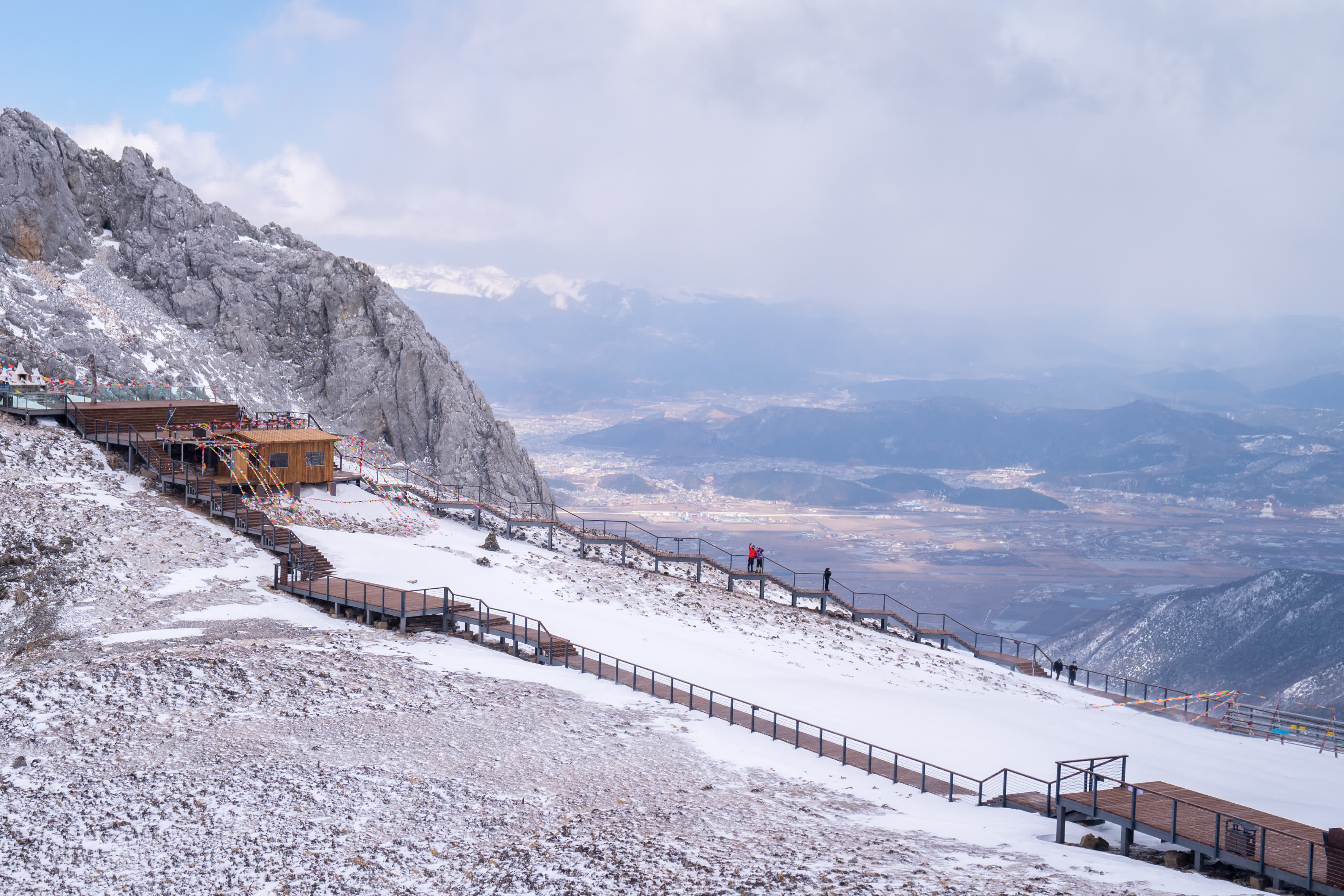 2月24日，遊客在香格里拉市石卡雪山遊玩觀景。（新華社）