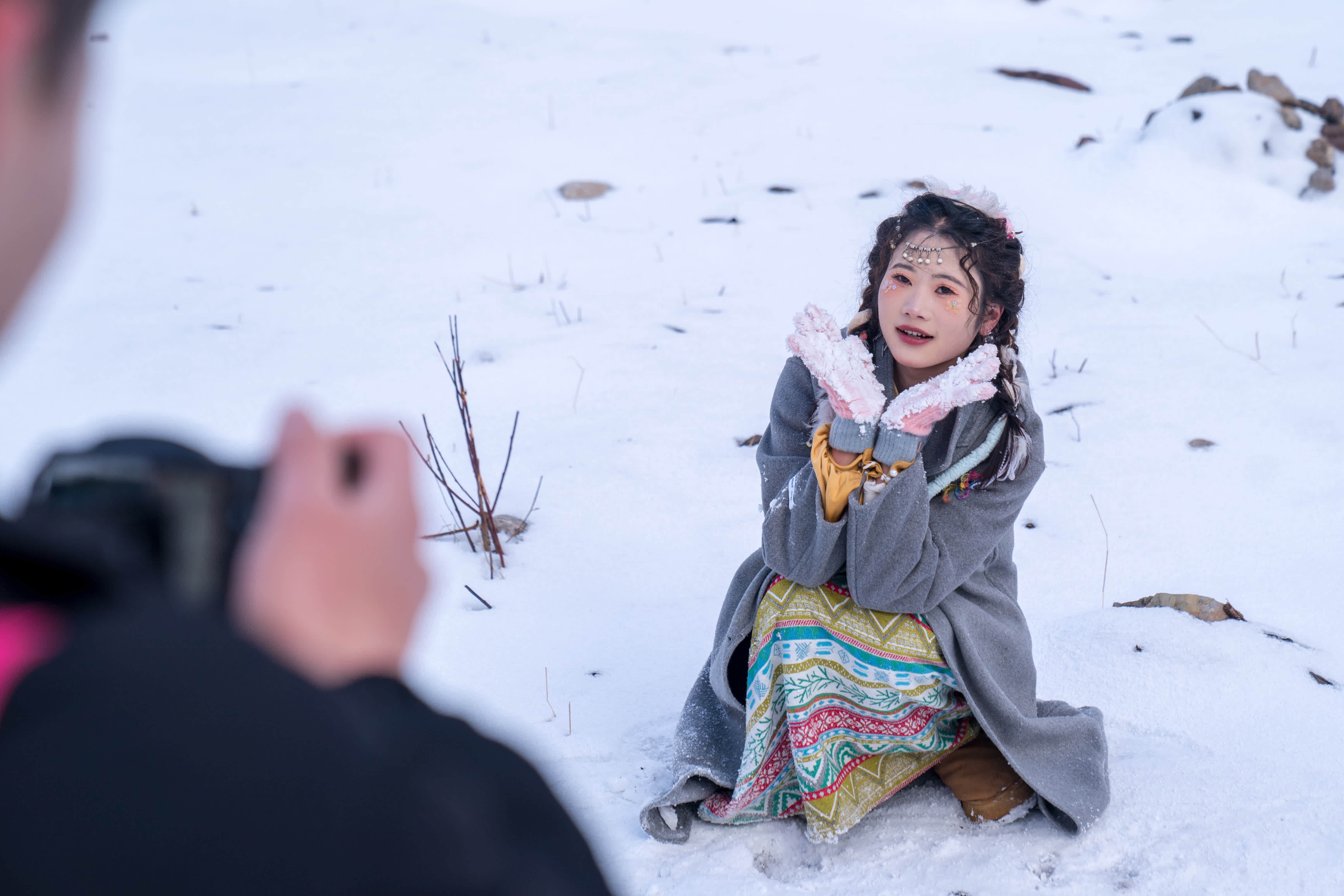 2月24日，遊客在香格里拉市石卡雪山拍照。（新華社）