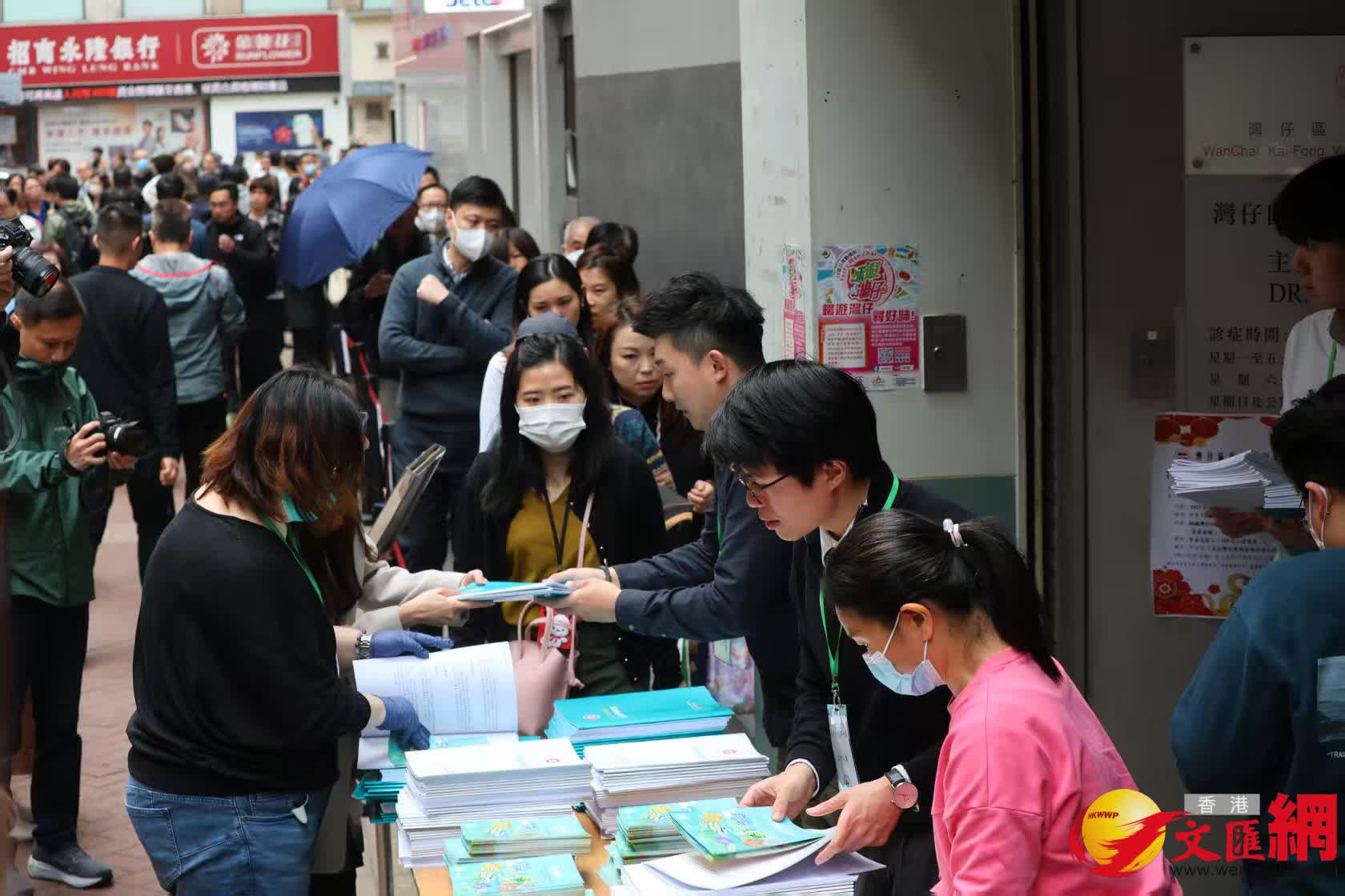 市民排隊到灣仔民政事務處民政諮詢中心領取2025財政預算案文本。(香港文匯報記者 北山彥攝) 市民排隊到灣仔民政事務處民政諮詢中心領取2025財政預算案文本。(香港文匯報記者 北山彥攝)