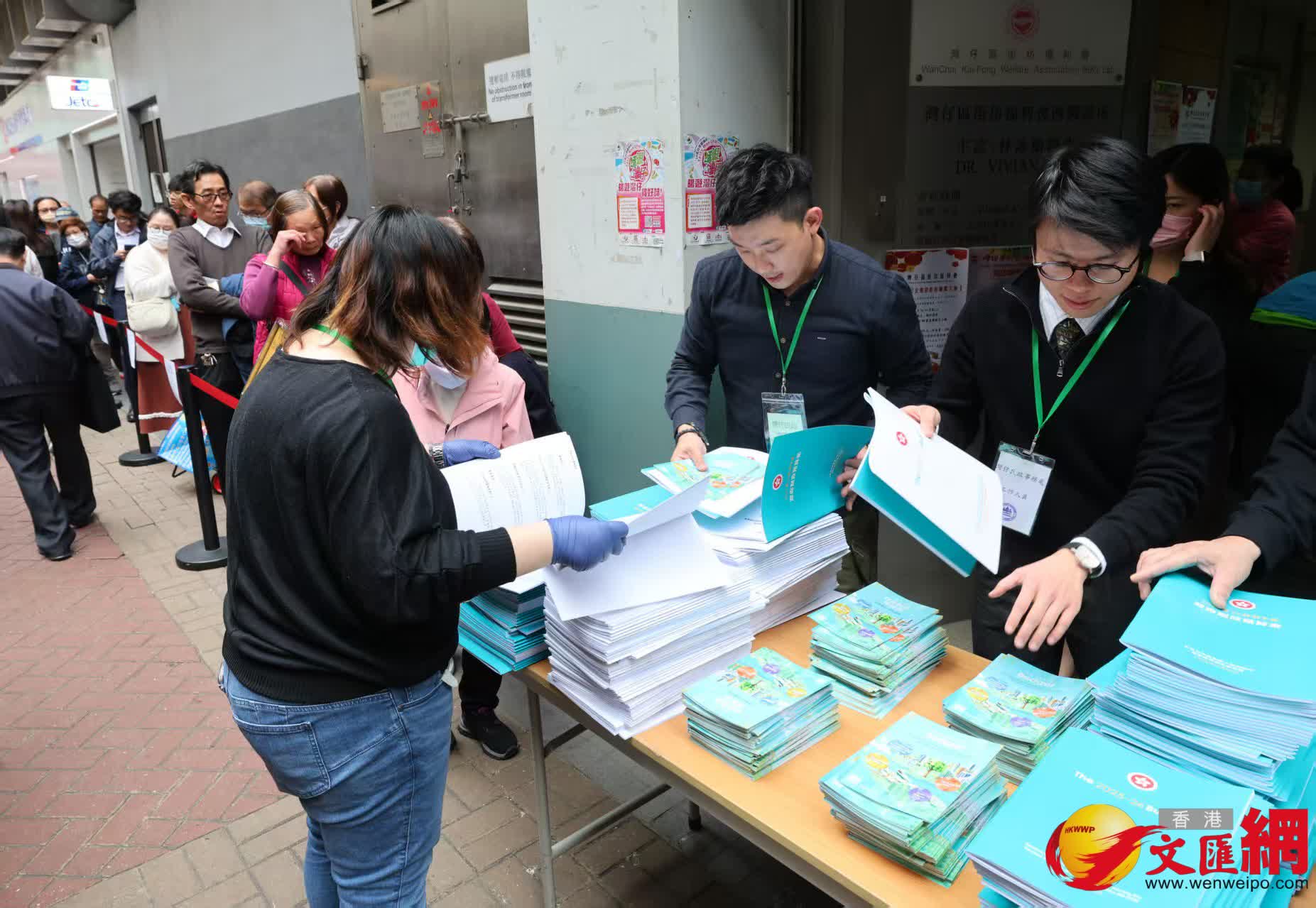 市民排隊到灣仔民政事務處民政諮詢中心領取2025財政預算案文本。(香港文匯報記者 北山彥攝) 市民排隊到灣仔民政事務處民政諮詢中心領取2025財政預算案文本。(香港文匯報記者 北山彥攝)