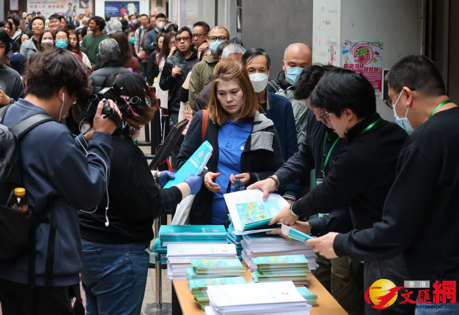 市民排隊到灣仔民政事務處民政諮詢中心領取2025財政預算案文本。(香港文匯報記者 北山彥攝) 市民排隊到灣仔民政事務處民政諮詢中心領取2025財政預算案文本。(香港文匯報記者 北山彥攝)