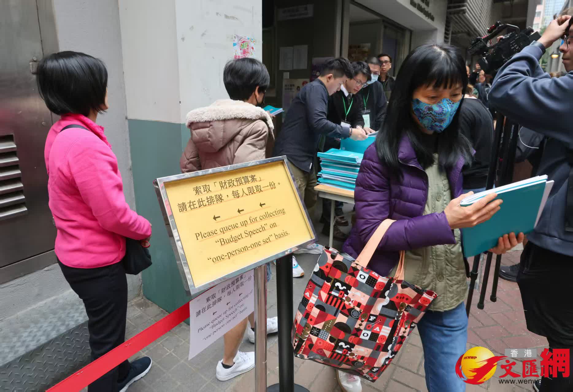 市民排隊到灣仔民政事務處民政諮詢中心領取2025財政預算案文本。(香港文匯報記者 北山彥攝) 市民排隊到灣仔民政事務處民政諮詢中心領取2025財政預算案文本。(香港文匯報記者 北山彥攝)