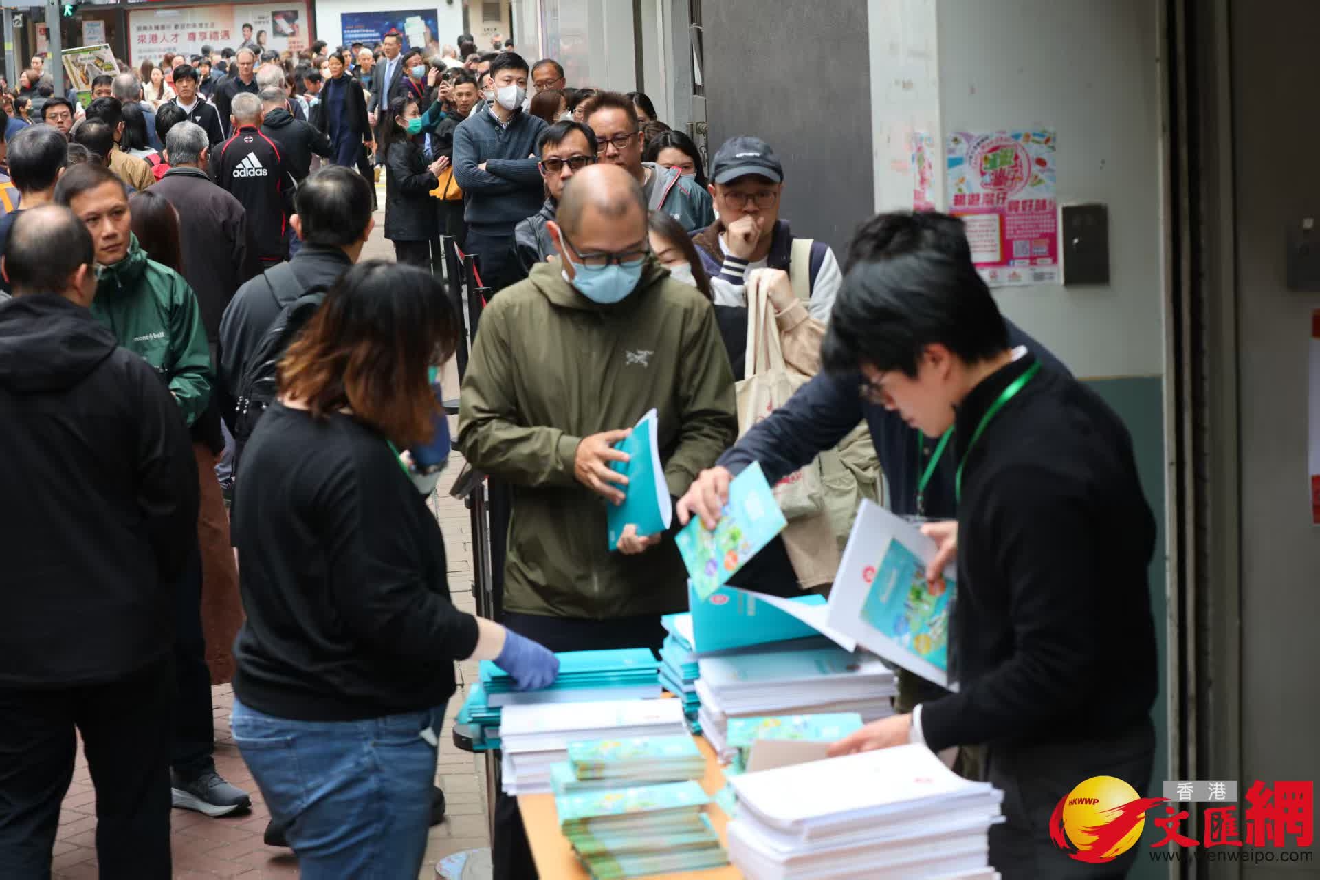 市民排隊到灣仔民政事務處民政諮詢中心領取2025財政預算案文本。(香港文匯報記者 北山彥攝) 市民排隊到灣仔民政事務處民政諮詢中心領取2025財政預算案文本。(香港文匯報記者 北山彥攝)