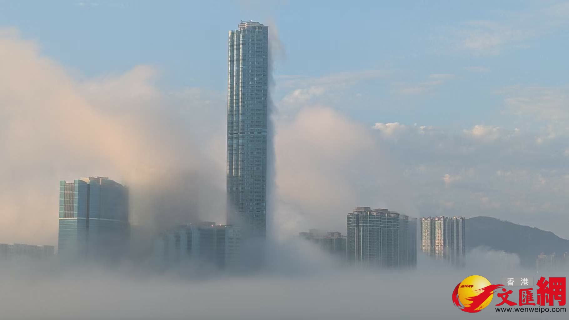 城市中出現(xiàn)一大片如夢似幻的濃霧，吸引一班東區(qū)岸邊的市民拍照，但相信位於黃埔至觀塘一帶就真正一頭霧水了。由於潮濕天氣，海洋上低層大氣中的一種水氣凝結(jié)現(xiàn)象是為海霧。(香港文匯報記者萬霜靈 攝)