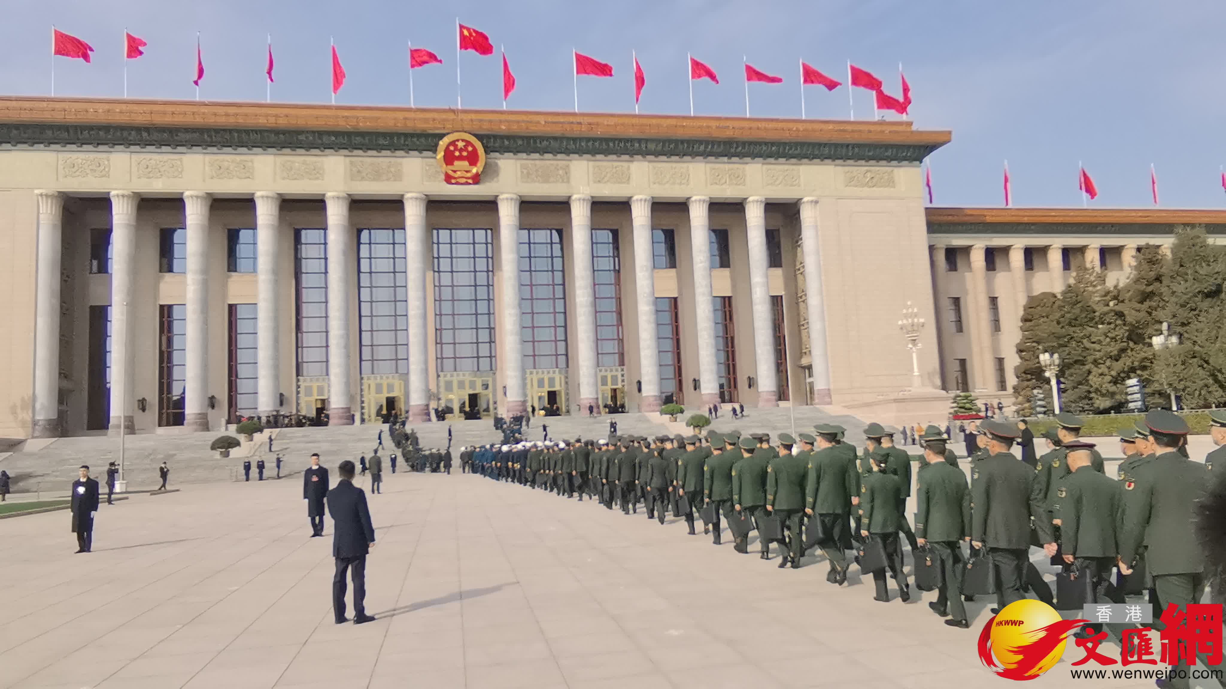 參加十四屆全國人大三次會議預(yù)備會的解放軍代表團入場。（香港文匯網(wǎng)記者 馬曉芳 攝）