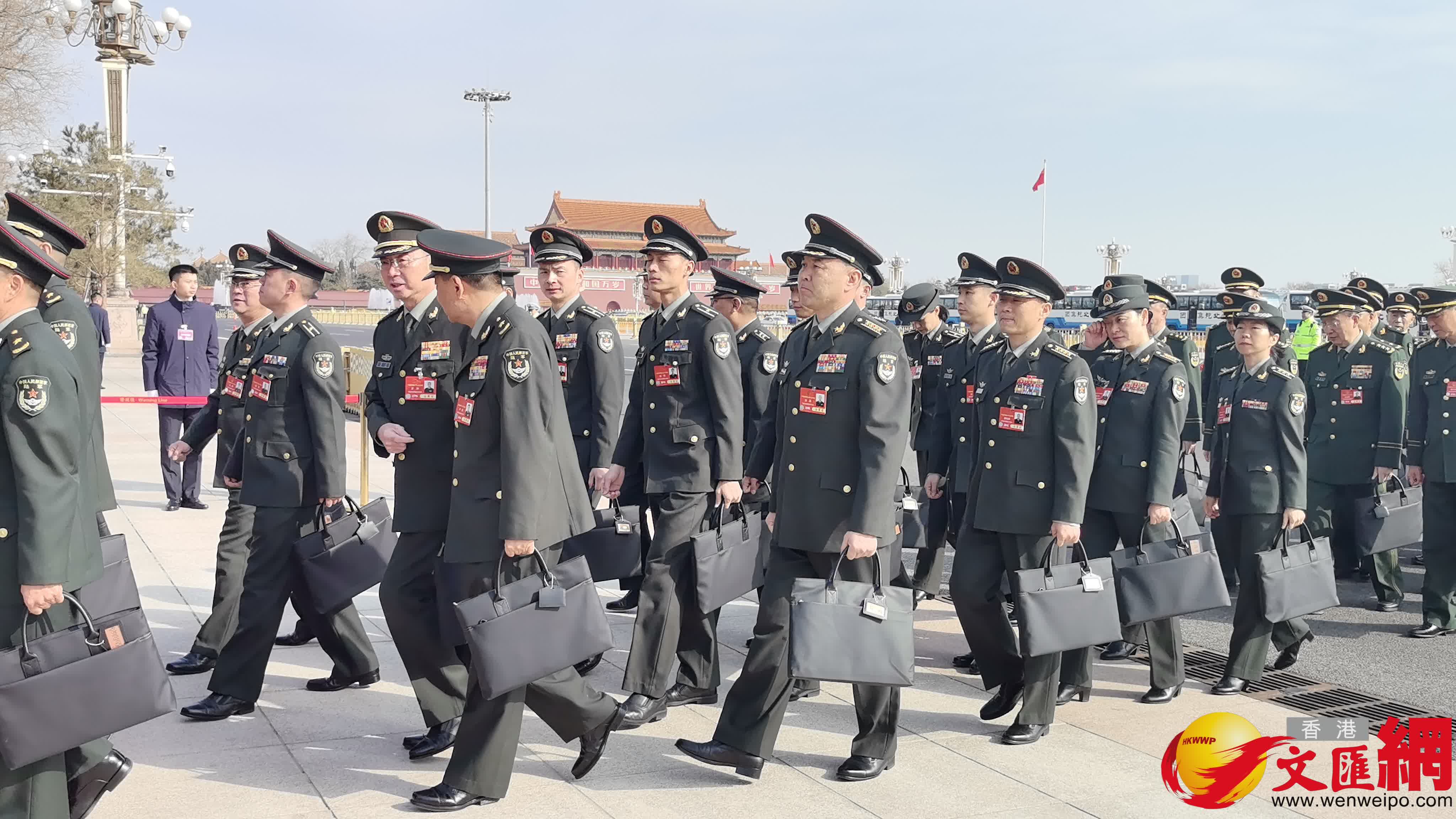 參加十四屆全國人大三次會議預(yù)備會的解放軍代表團入場。（香港文匯網(wǎng)記者 馬曉芳 攝）