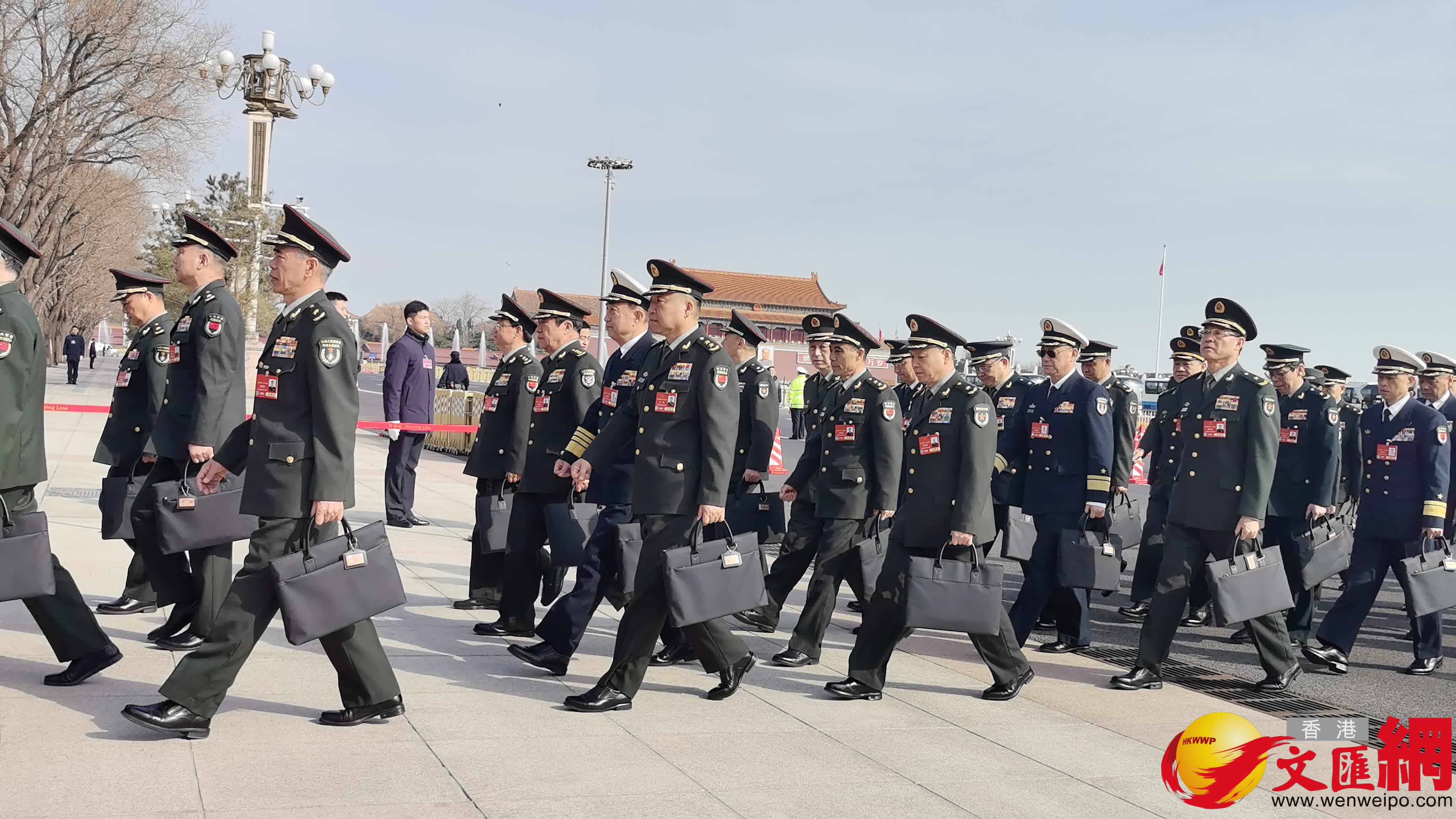 參加十四屆全國人大三次會議預(yù)備會的解放軍代表團入場。（香港文匯網(wǎng)記者 馬曉芳 攝）