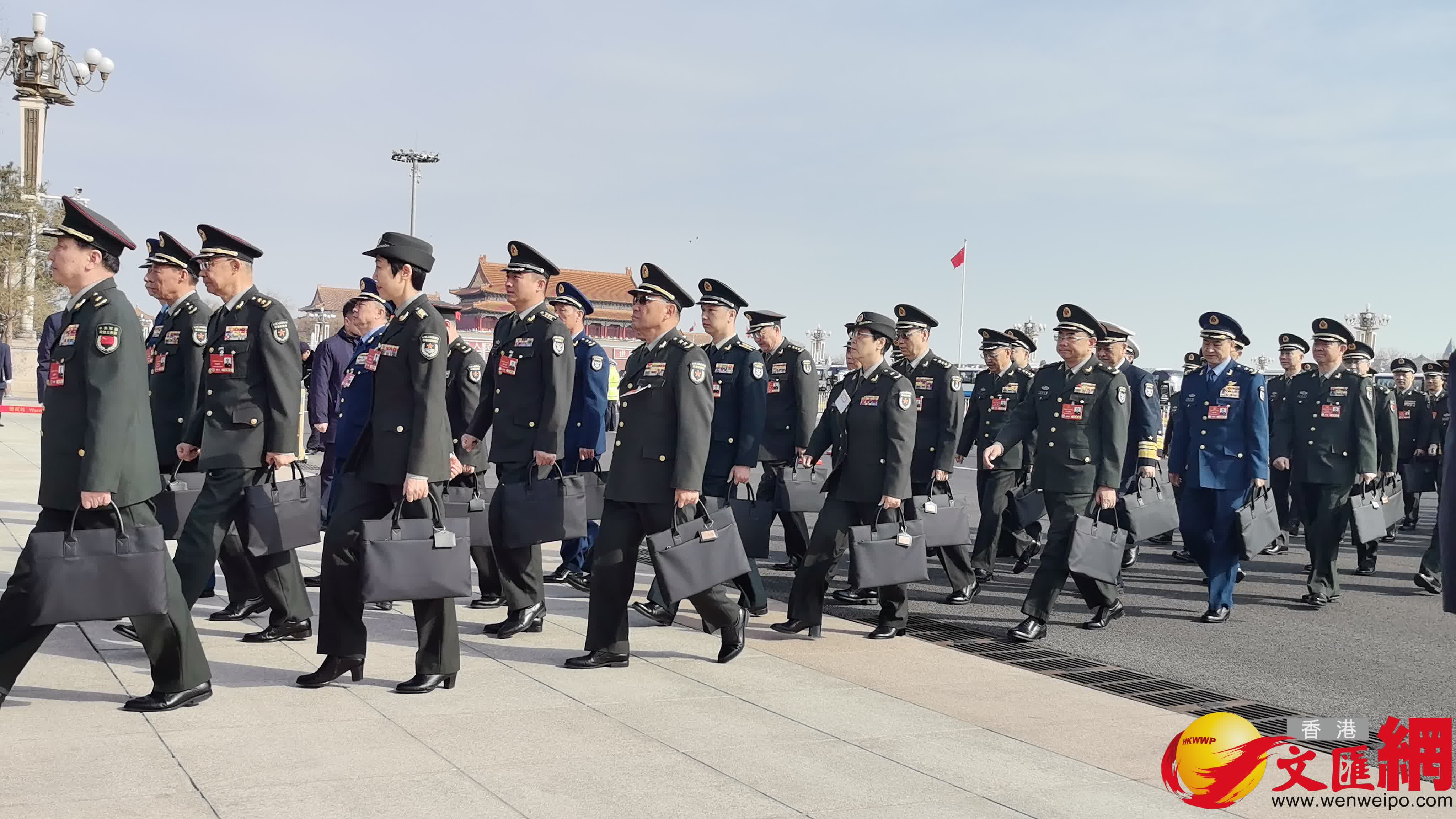 參加十四屆全國人大三次會議預(yù)備會的解放軍代表團入場。（香港文匯網(wǎng)記者 馬曉芳 攝）