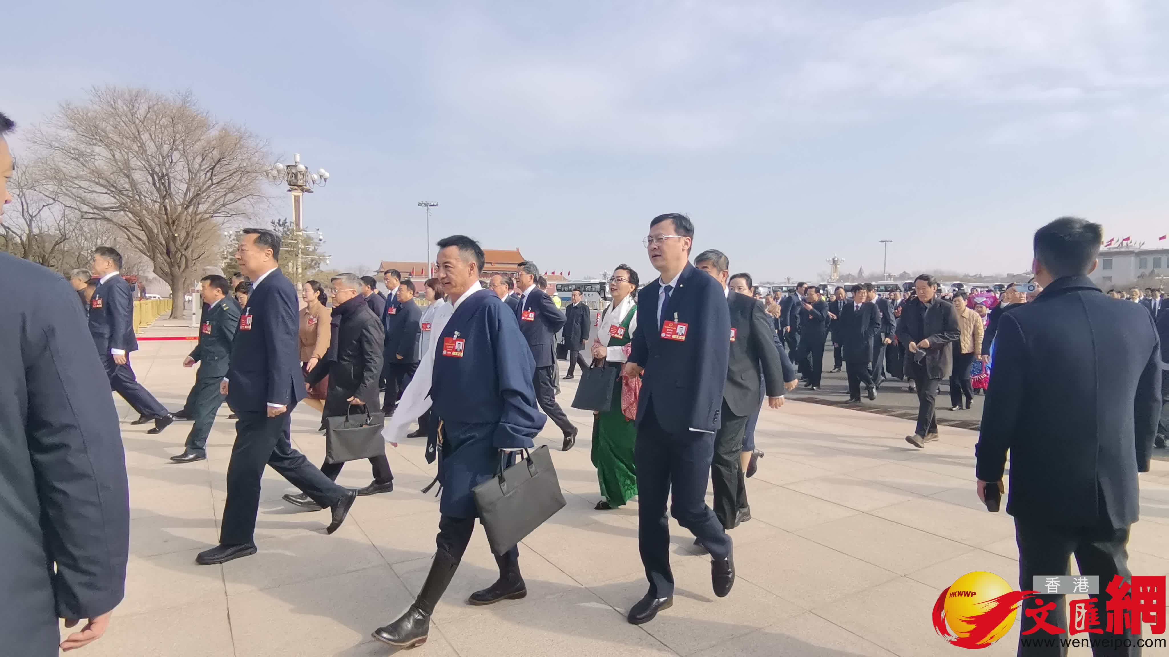 參加十四屆全國人大三次會議的人大代表們陸續(xù)入場。（香港文匯網(wǎng)記者 馬曉芳）