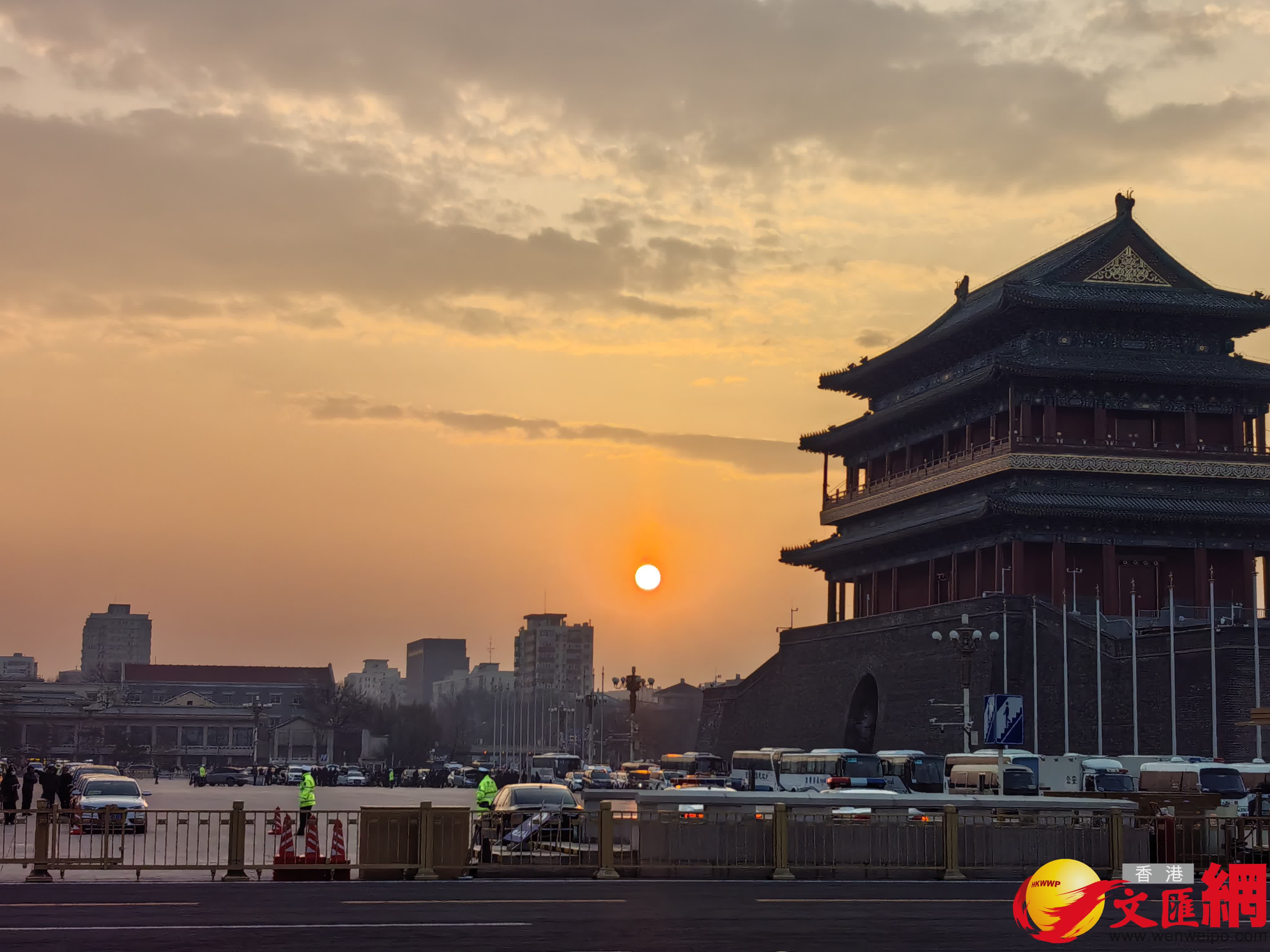 5日早晨，一輪紅日在東方徐徐升起，照亮天安門廣場。（香港文匯網(wǎng)記者 馬曉芳 攝）