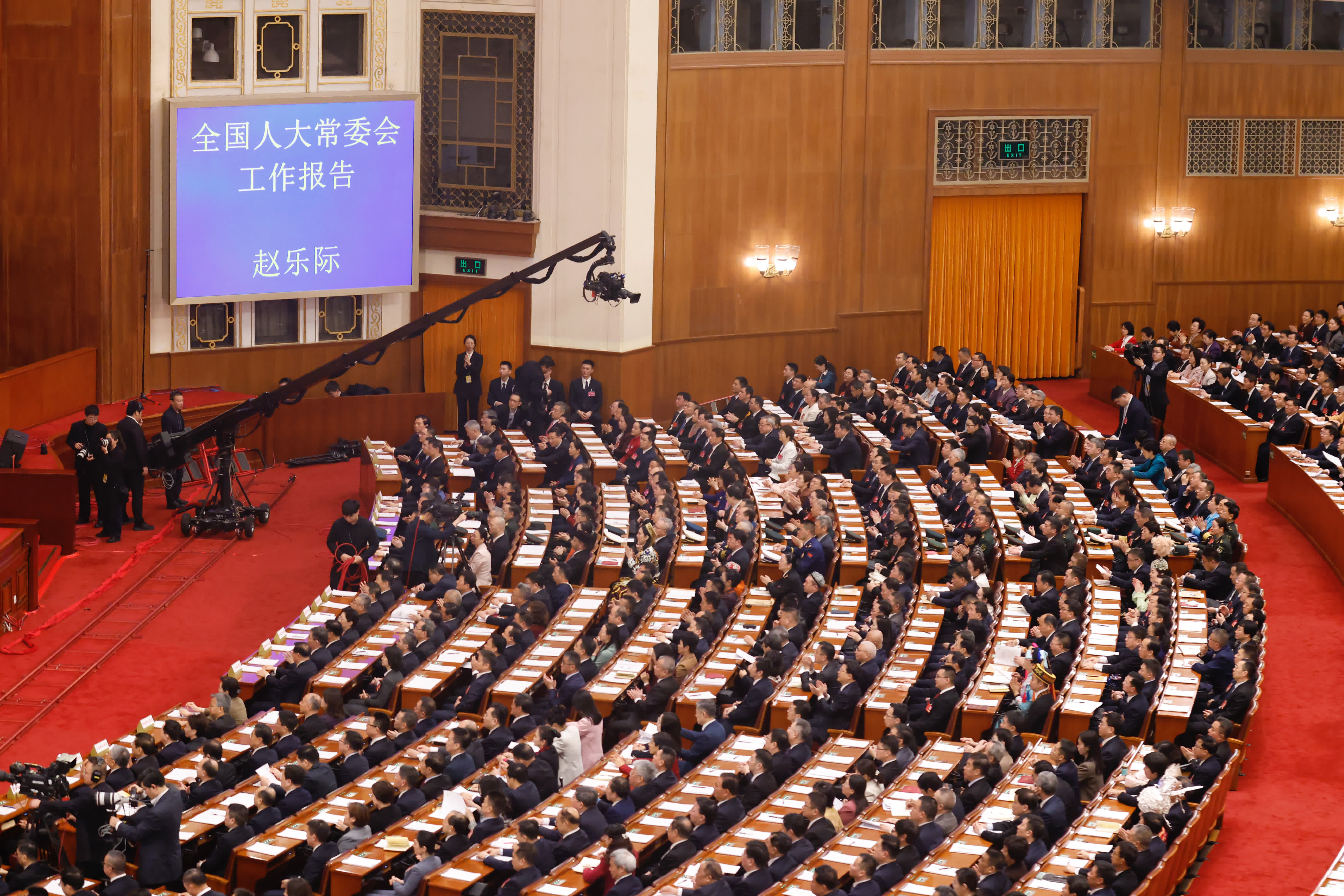 受全國人大常委會(huì)委託，趙樂際委員長向大會(huì)報(bào)告全國人大常委會(huì)工作。 中新社