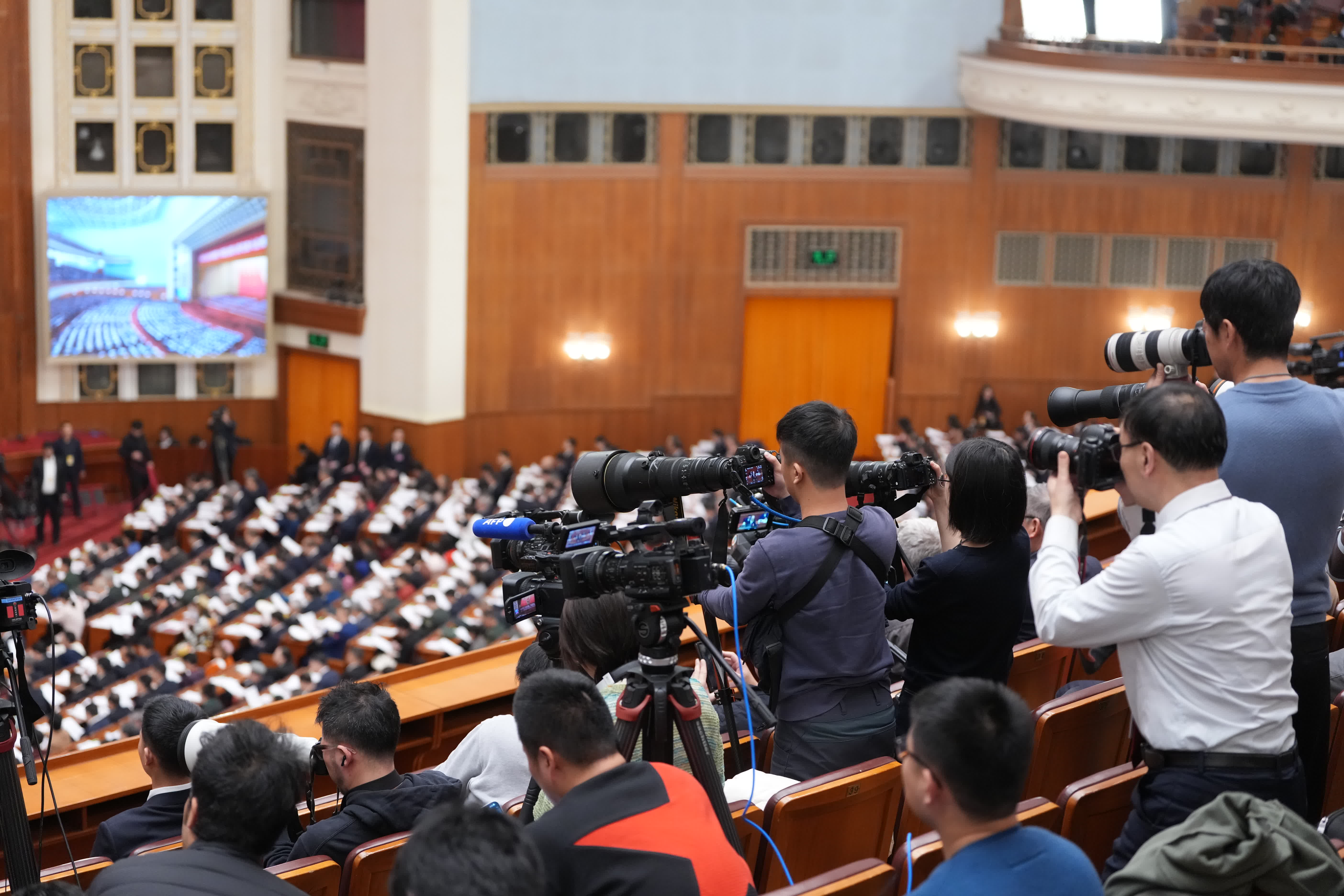 3月8日，十四屆全國人大三次會(huì)議在北京人民大會(huì)堂舉行第二次全體會(huì)議。這是記者在會(huì)場(chǎng)採訪。新華社