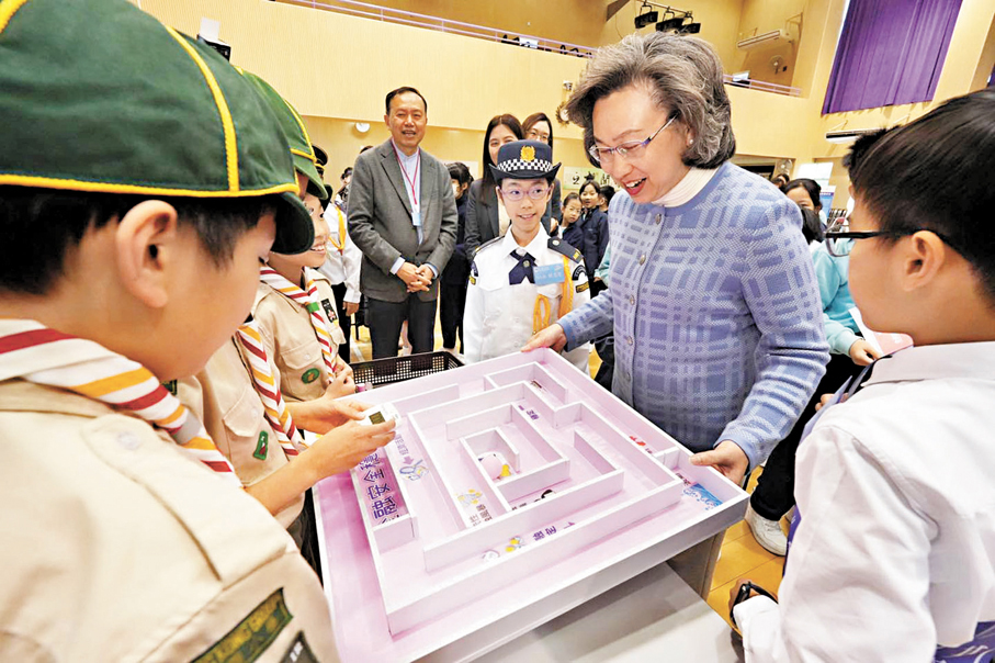 楊何蓓茵訪培僑小學 勉加強識國情 - 要聞 - 香港文匯網