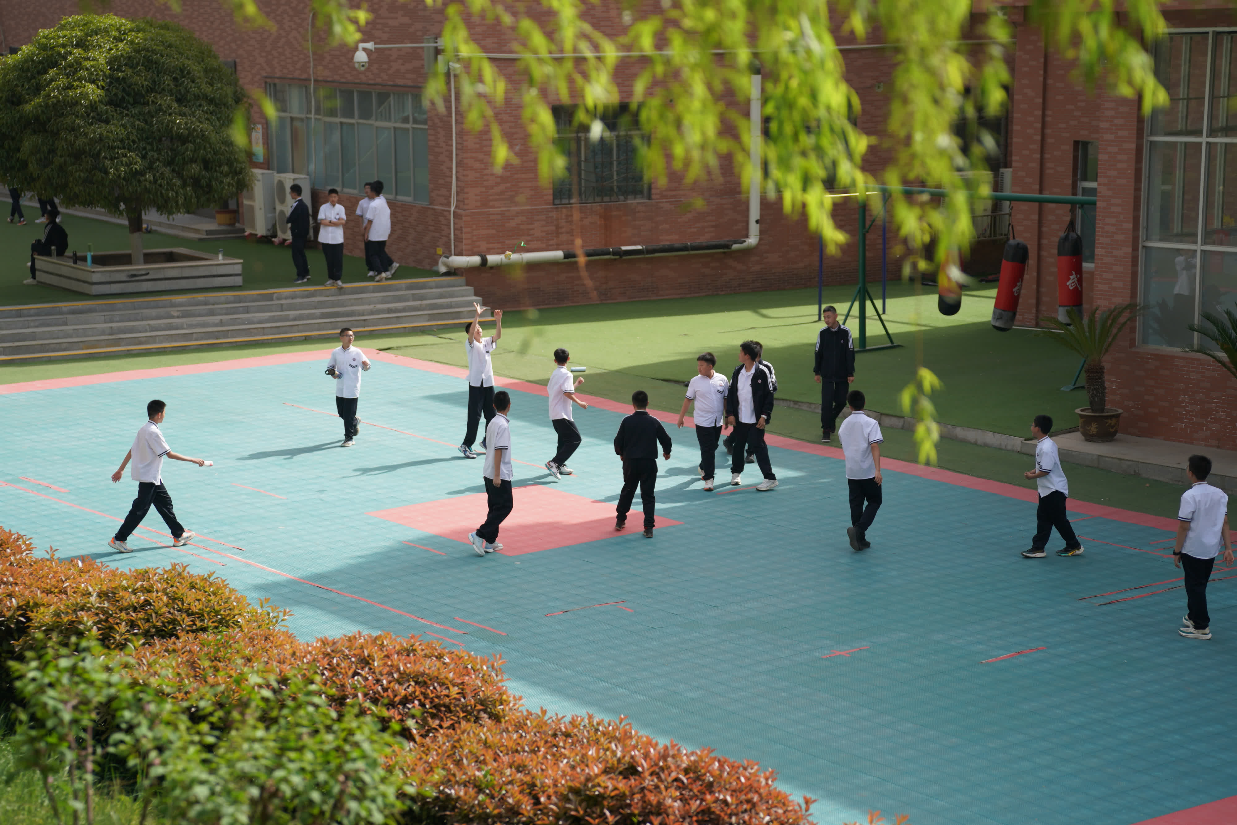 4月8日，西安輔輪中學(xué)學(xué)生在課間15分鐘打沙包。（新華社）