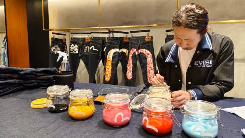 日本藝術家原周平首次親臨香港 為顧客手繪牛仔褲