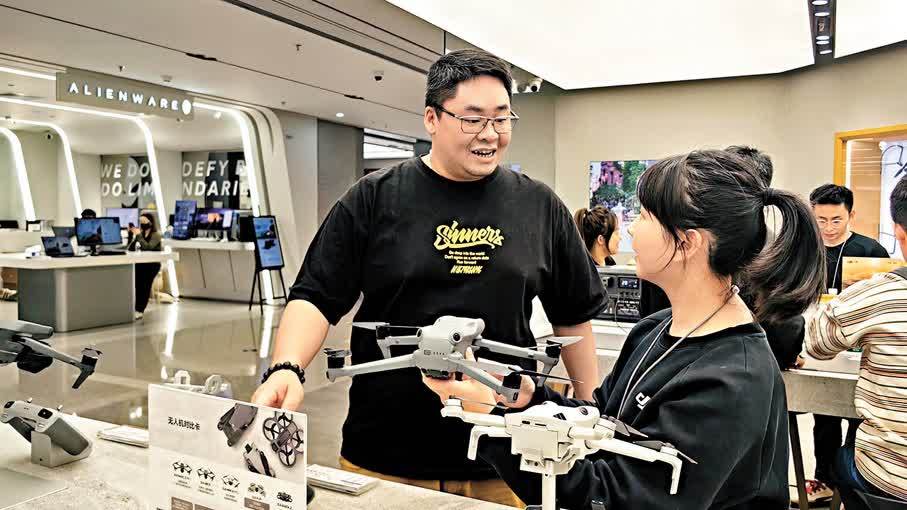 港人赴深「血拚」  「即買即退」谷消費　免排隊領現金吸引港客北上