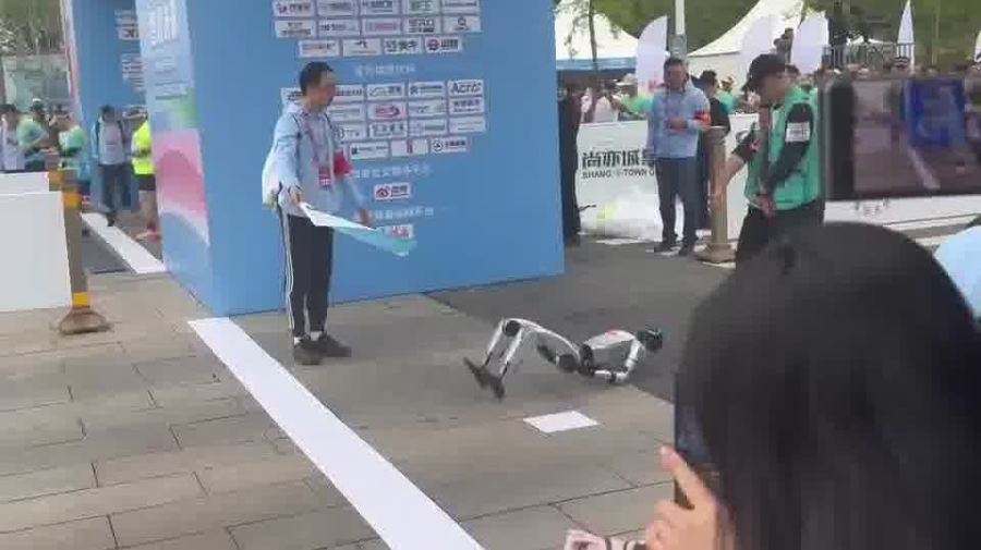 世界首個機械人馬拉松開幕　有跌倒的機械人在加油聲中站起來參賽　人機共榮
