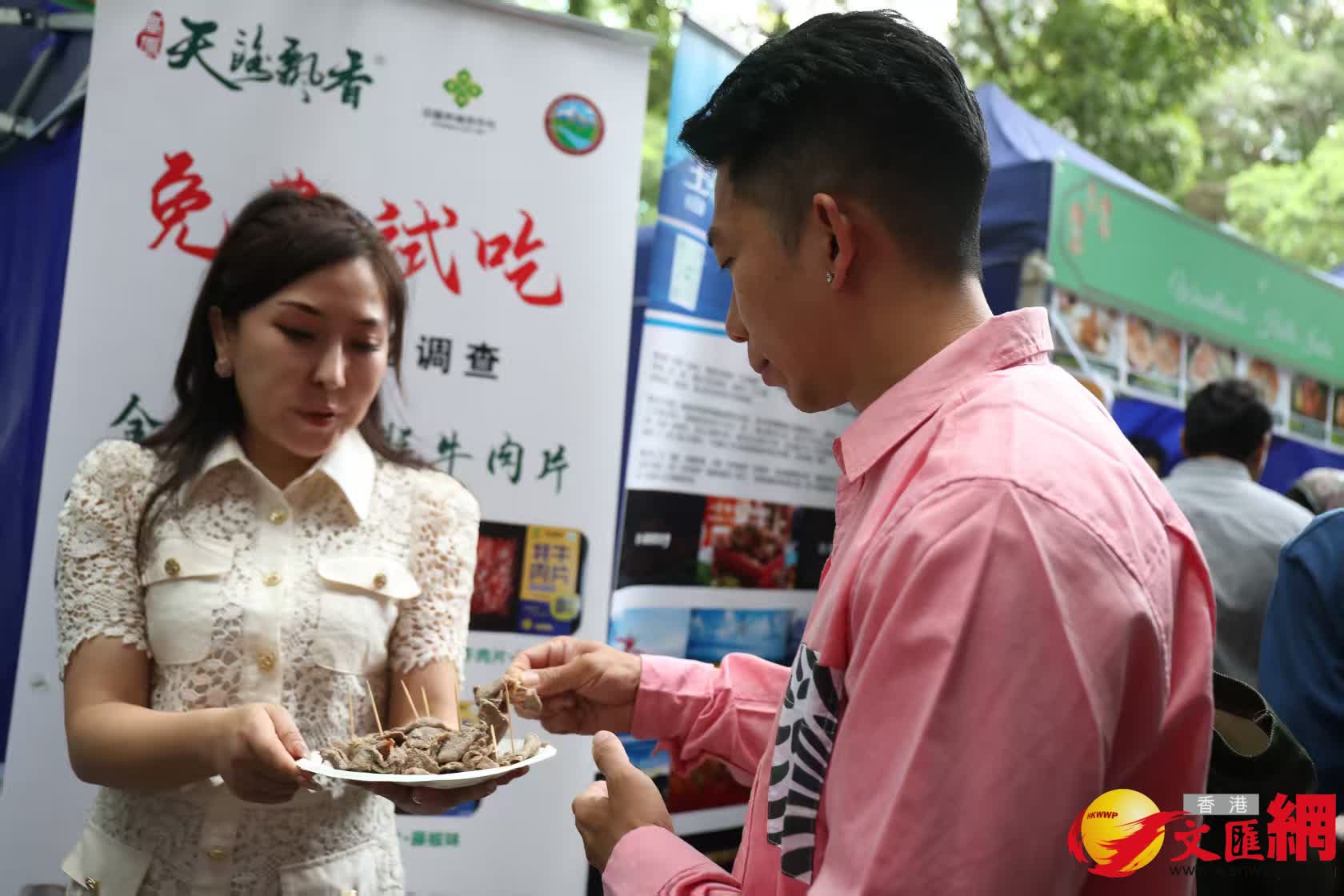 現場有來自青海牛肉乾試食。（香港文匯報記者萬霜靈 攝）