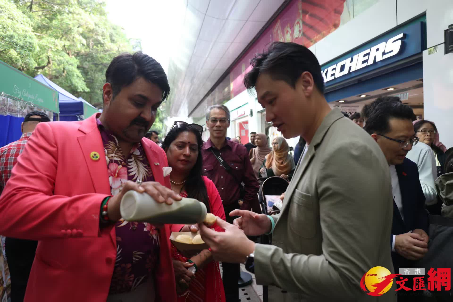 立法會議員鄭泳舜試食。（香港文匯報記者萬霜靈 攝）