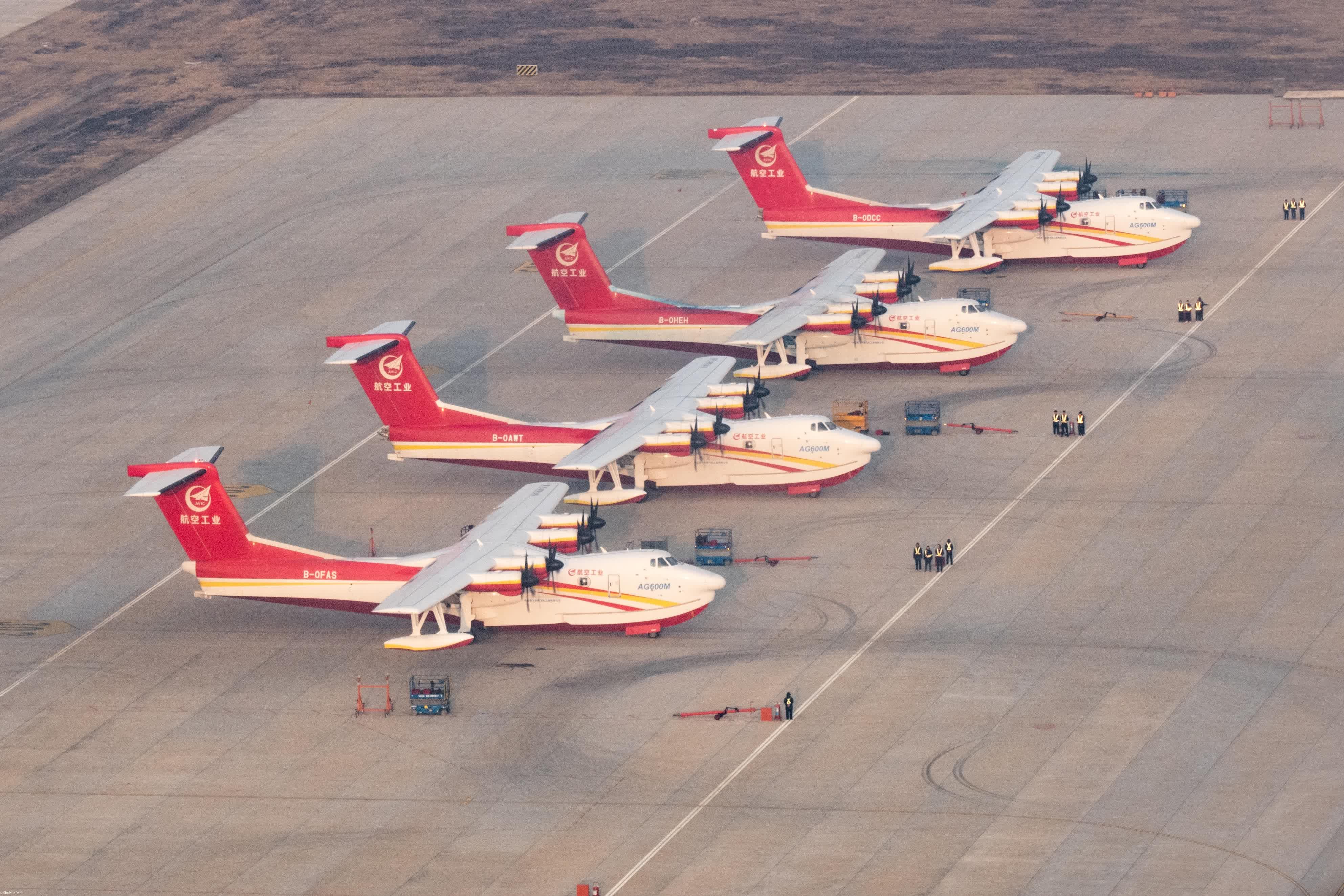 四架AG600飛機在陜西蒲城開展型號合格取證試飛（2023年12月攝）。（新華社）