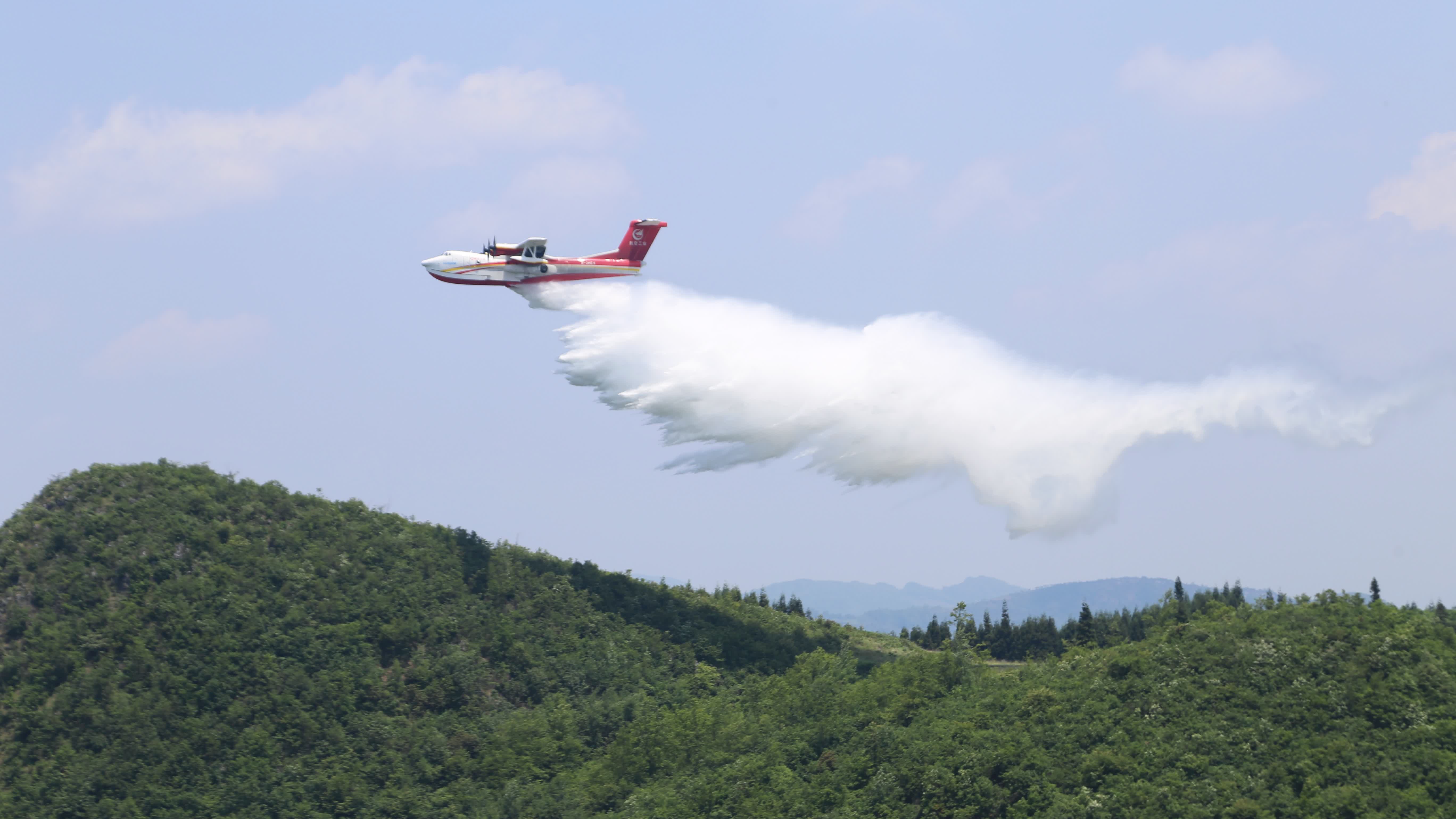 AG600飛機在四川西昌開展典型滅火場景驗證試飛科目（2023年6月攝）。（新華社）