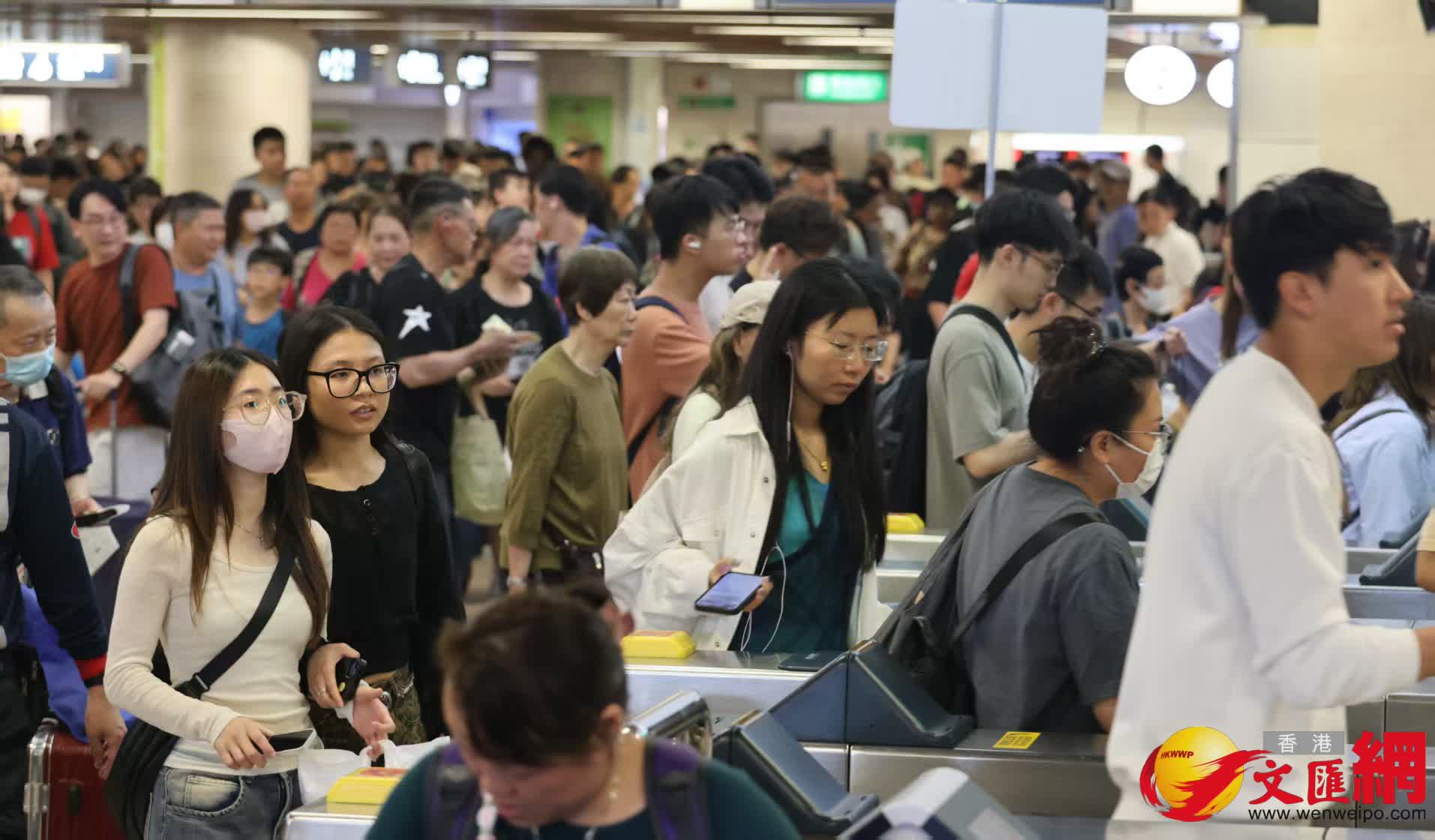 復活節長假期結束,羅湖站回港情況。(香港文匯報記者黃艾力攝) 復活節長假期結束,羅湖站回港情況。(香港文匯報記者黃艾力攝)