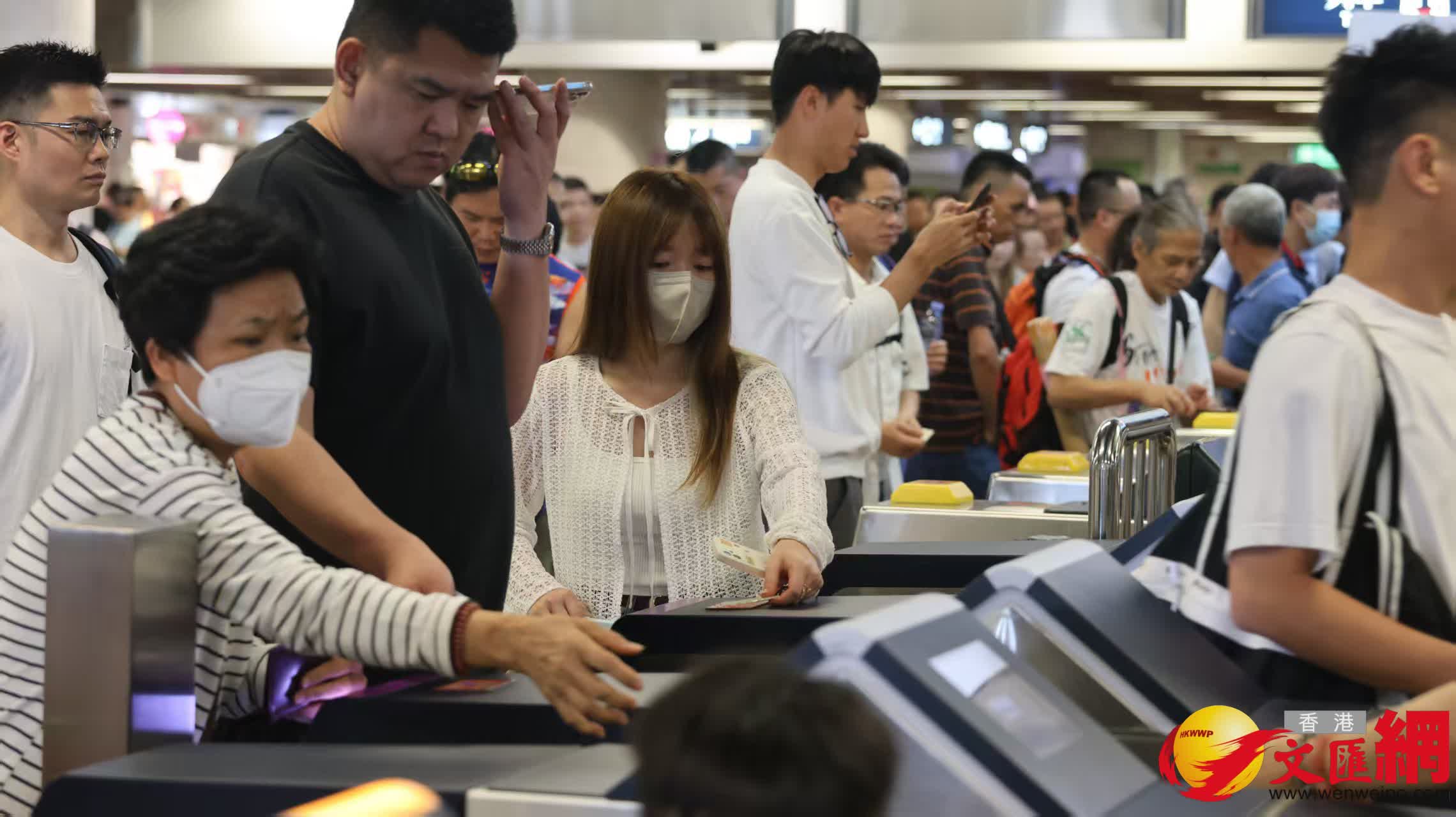 復活節長假期結束,羅湖站回港情況。(香港文匯報記者黃艾力攝) 復活節長假期結束,羅湖站回港情況。(香港文匯報記者黃艾力攝)