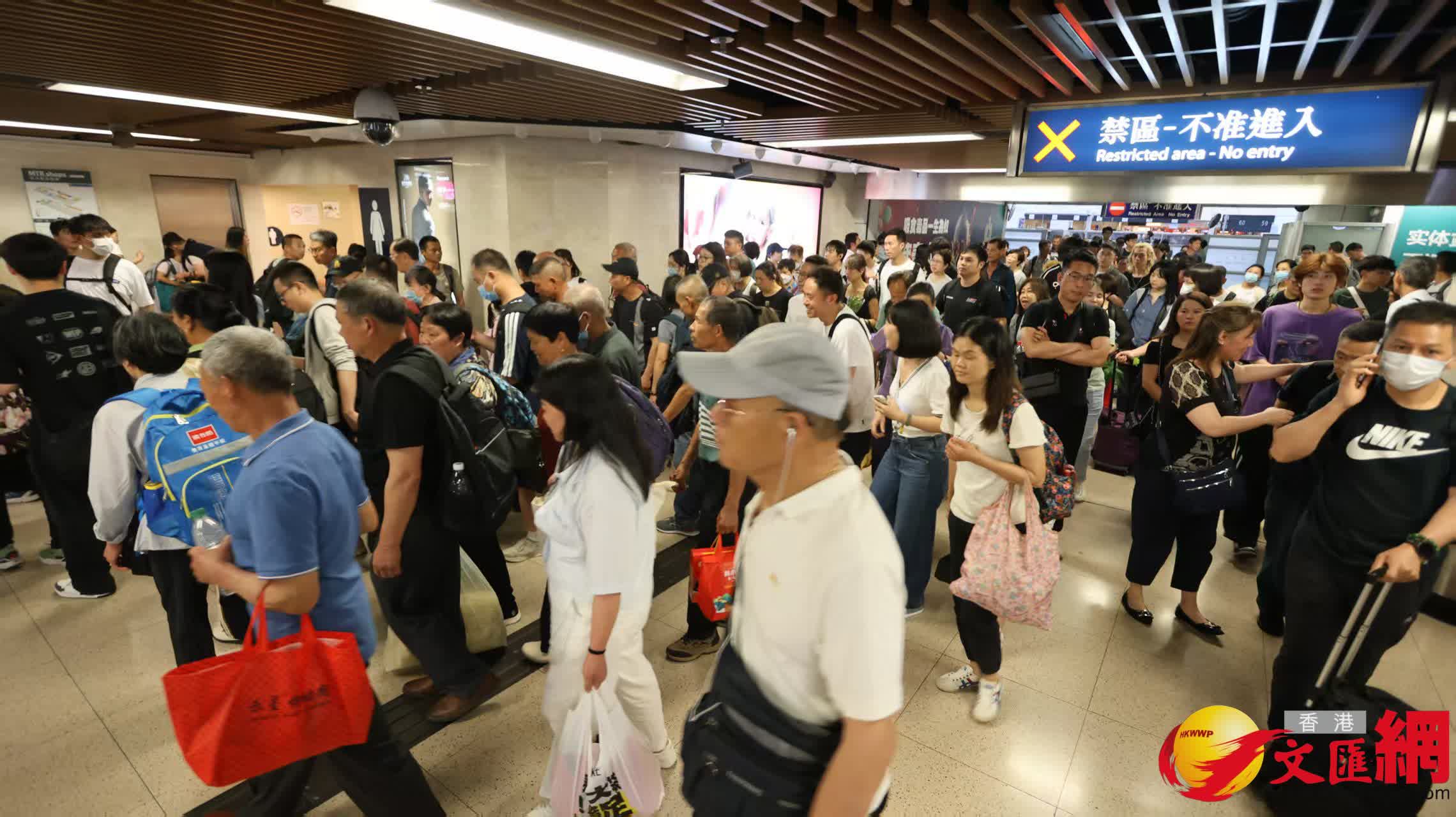 復活節長假期結束,羅湖站回港情況。(香港文匯報記者黃艾力攝) 復活節長假期結束,羅湖站回港情況。(香港文匯報記者黃艾力攝)
