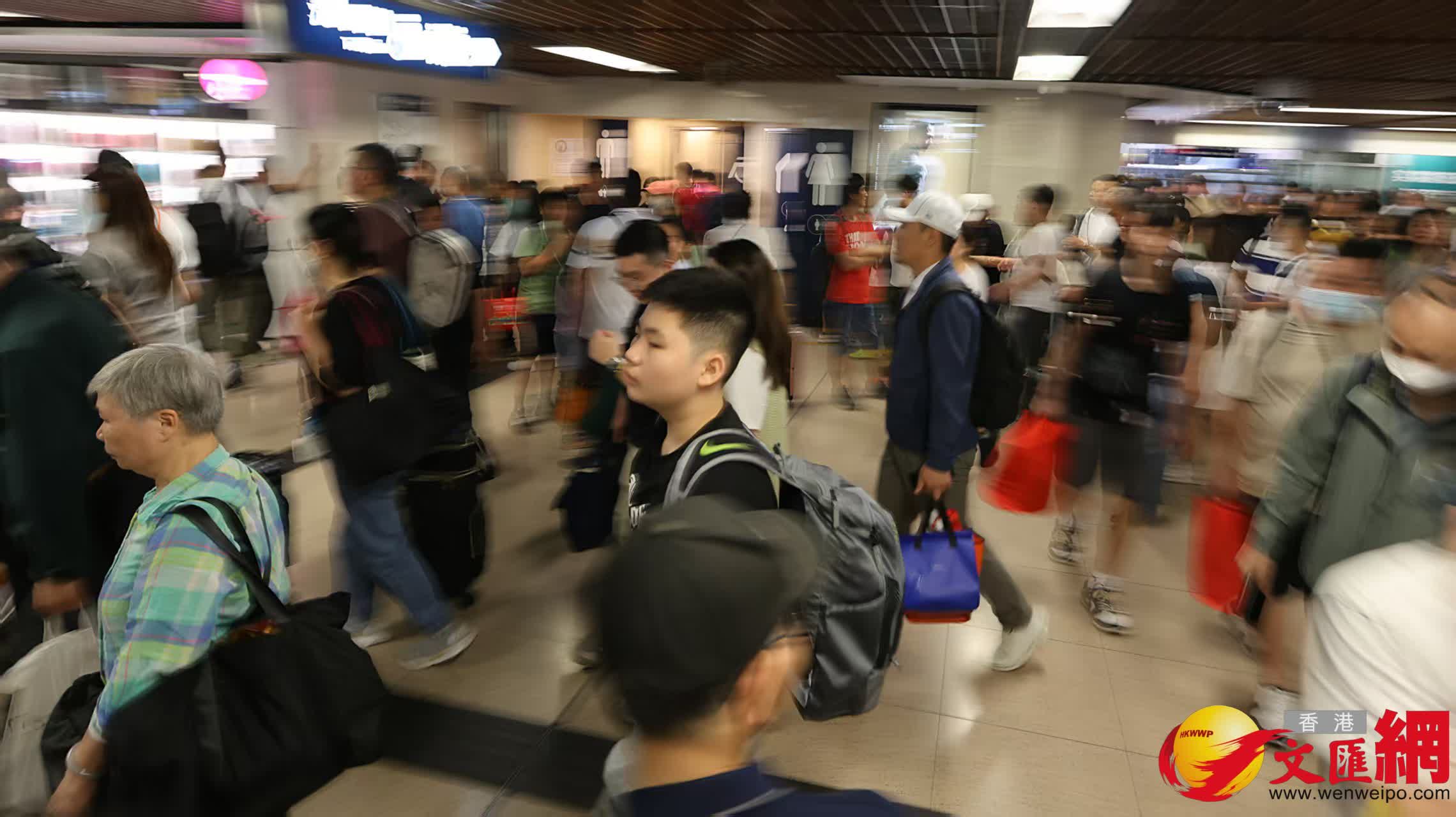 復活節長假期結束,羅湖站回港情況。(香港文匯報記者黃艾力攝) 復活節長假期結束,羅湖站回港情況。(香港文匯報記者黃艾力攝)