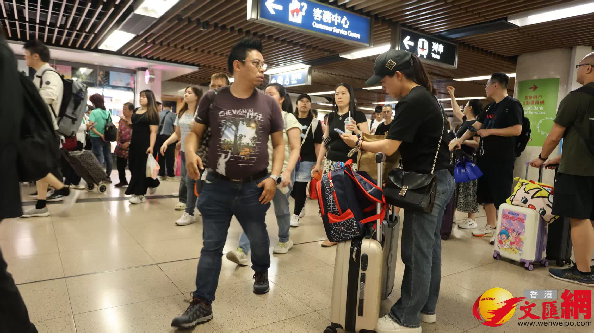 復活節長假期結束,羅湖站回港情況。(香港文匯報記者黃艾力攝) 復活節長假期結束,羅湖站回港情況。(香港文匯報記者黃艾力攝)