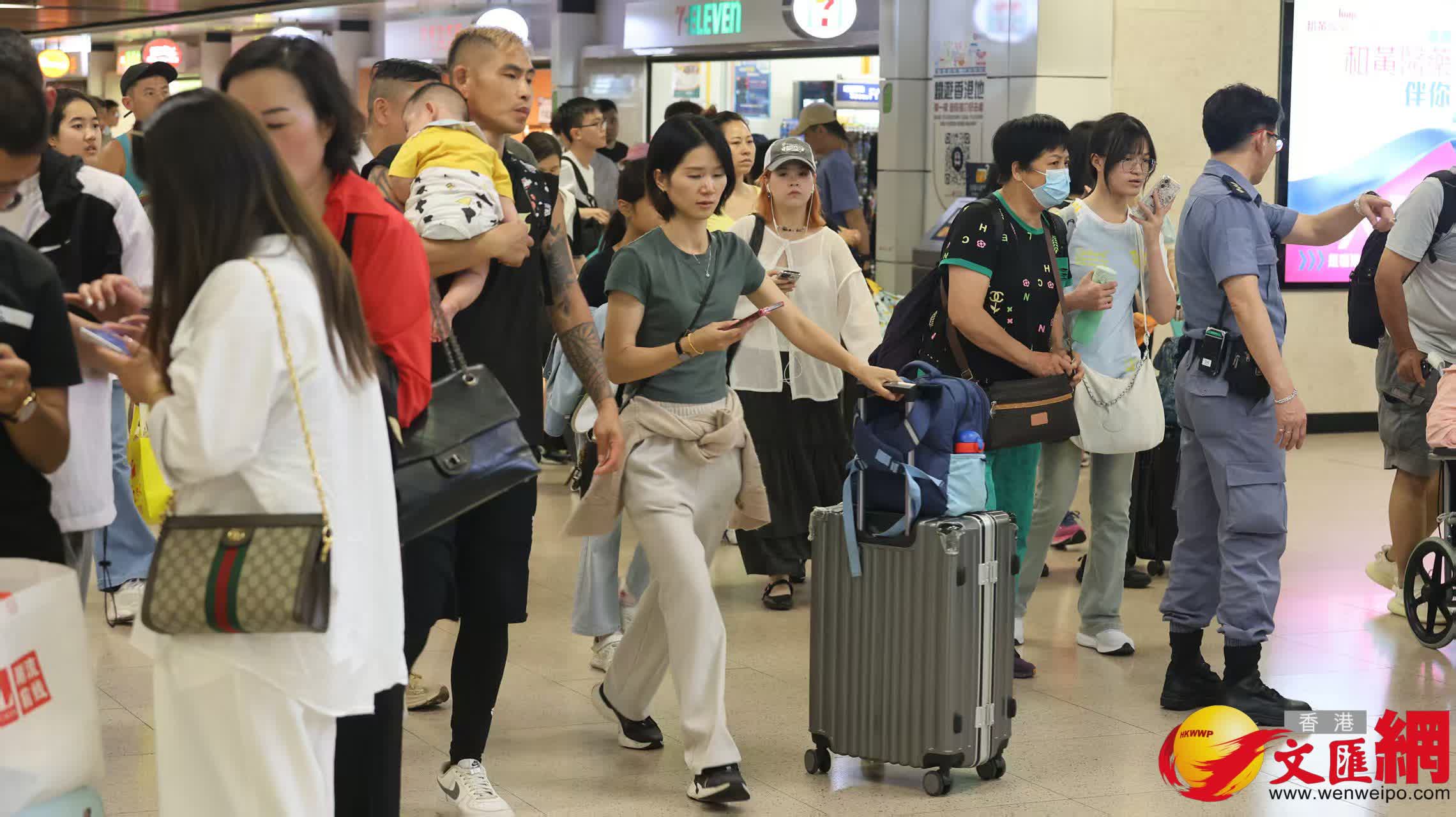 復活節長假期結束,羅湖站回港情況。(香港文匯報記者黃艾力攝) 復活節長假期結束,羅湖站回港情況。(香港文匯報記者黃艾力攝)