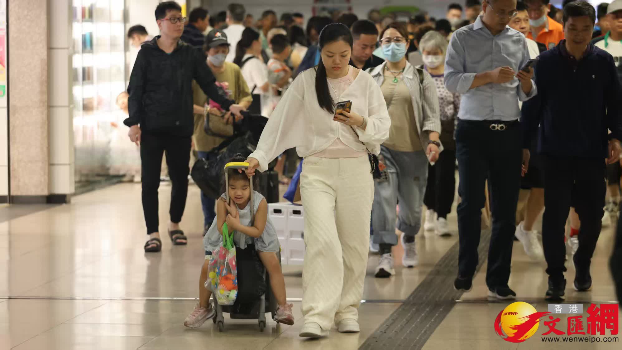 復活節長假期結束,羅湖站回港情況。(香港文匯報記者黃艾力攝) 復活節長假期結束,羅湖站回港情況。(香港文匯報記者黃艾力攝)