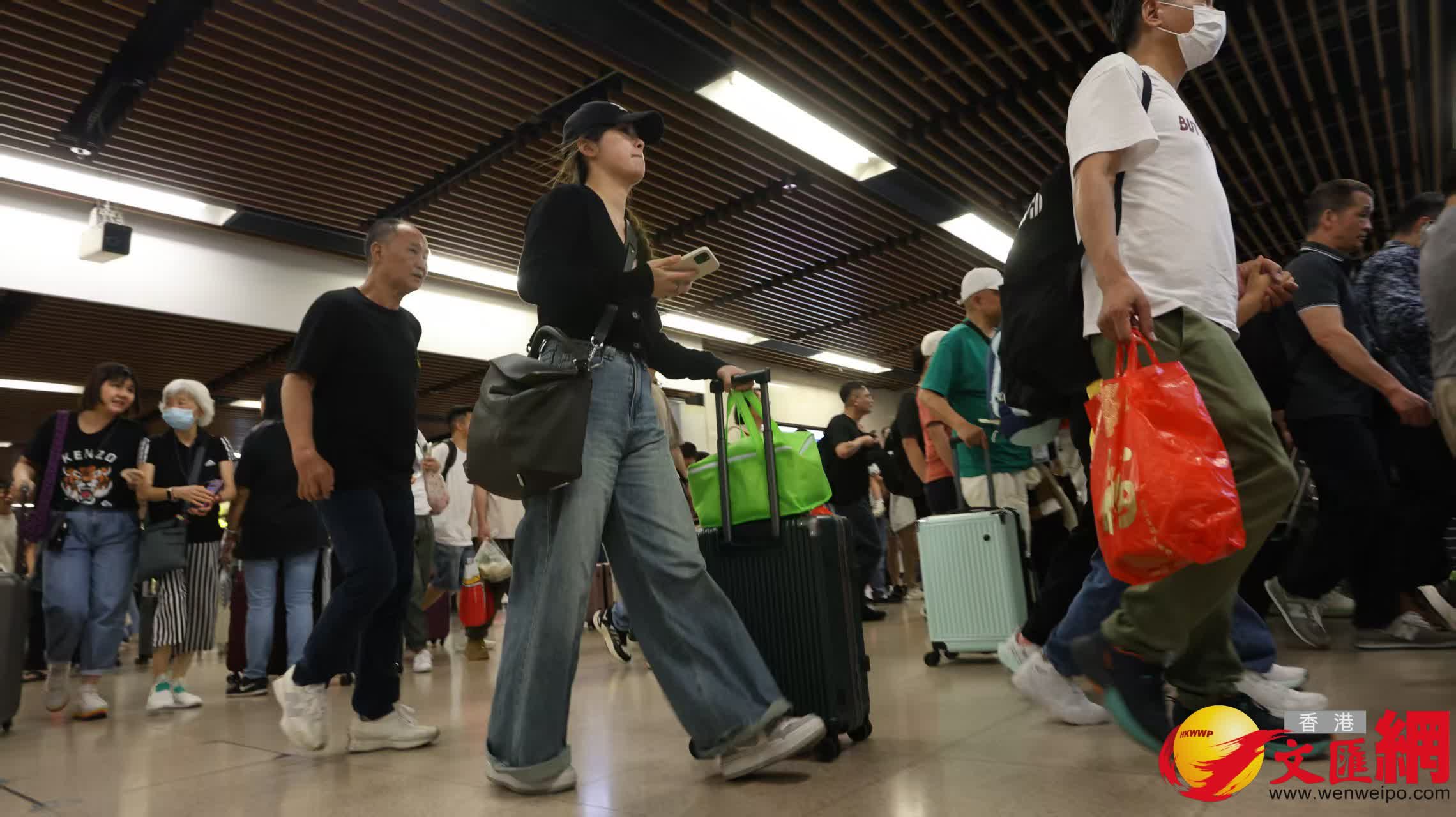 復活節長假期結束,羅湖站回港情況。(香港文匯報記者黃艾力攝) 復活節長假期結束,羅湖站回港情況。(香港文匯報記者黃艾力攝)