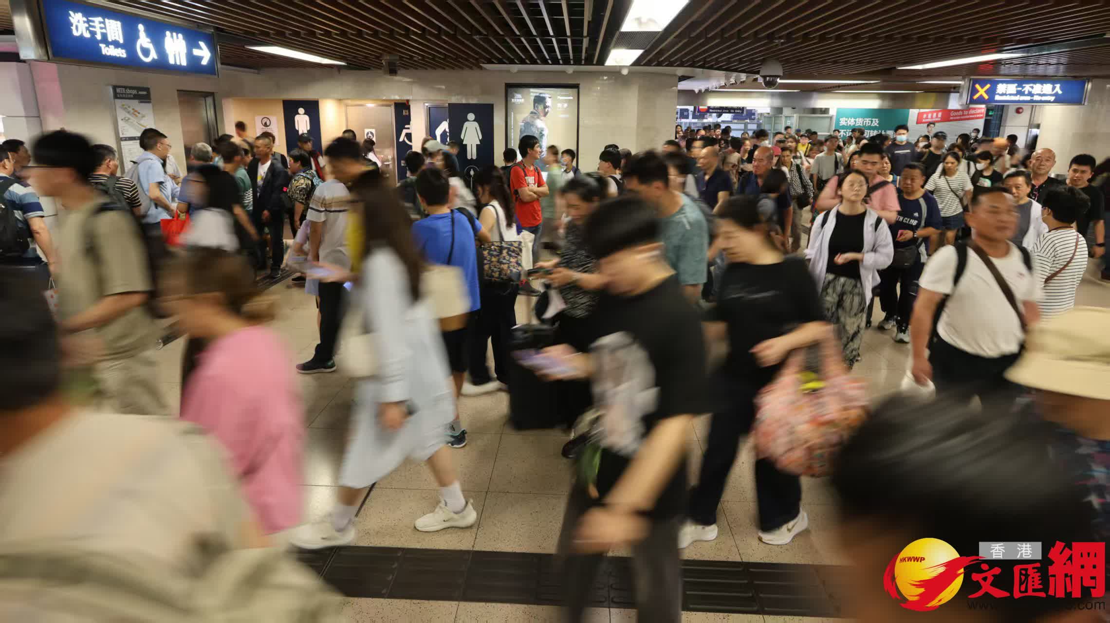復活節長假期結束,羅湖站回港情況。(香港文匯報記者黃艾力攝) 復活節長假期結束,羅湖站回港情況。(香港文匯報記者黃艾力攝)
