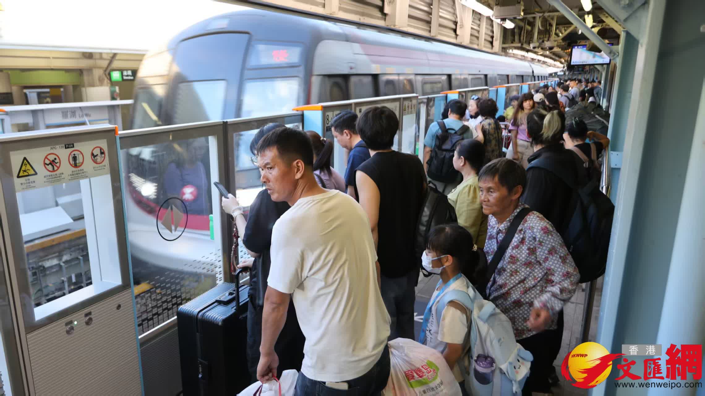 復活節長假期結束,羅湖站回港情況。(香港文匯報記者黃艾力 攝) 復活節長假期結束,羅湖站回港情況。(香港文匯報記者黃艾力 攝)