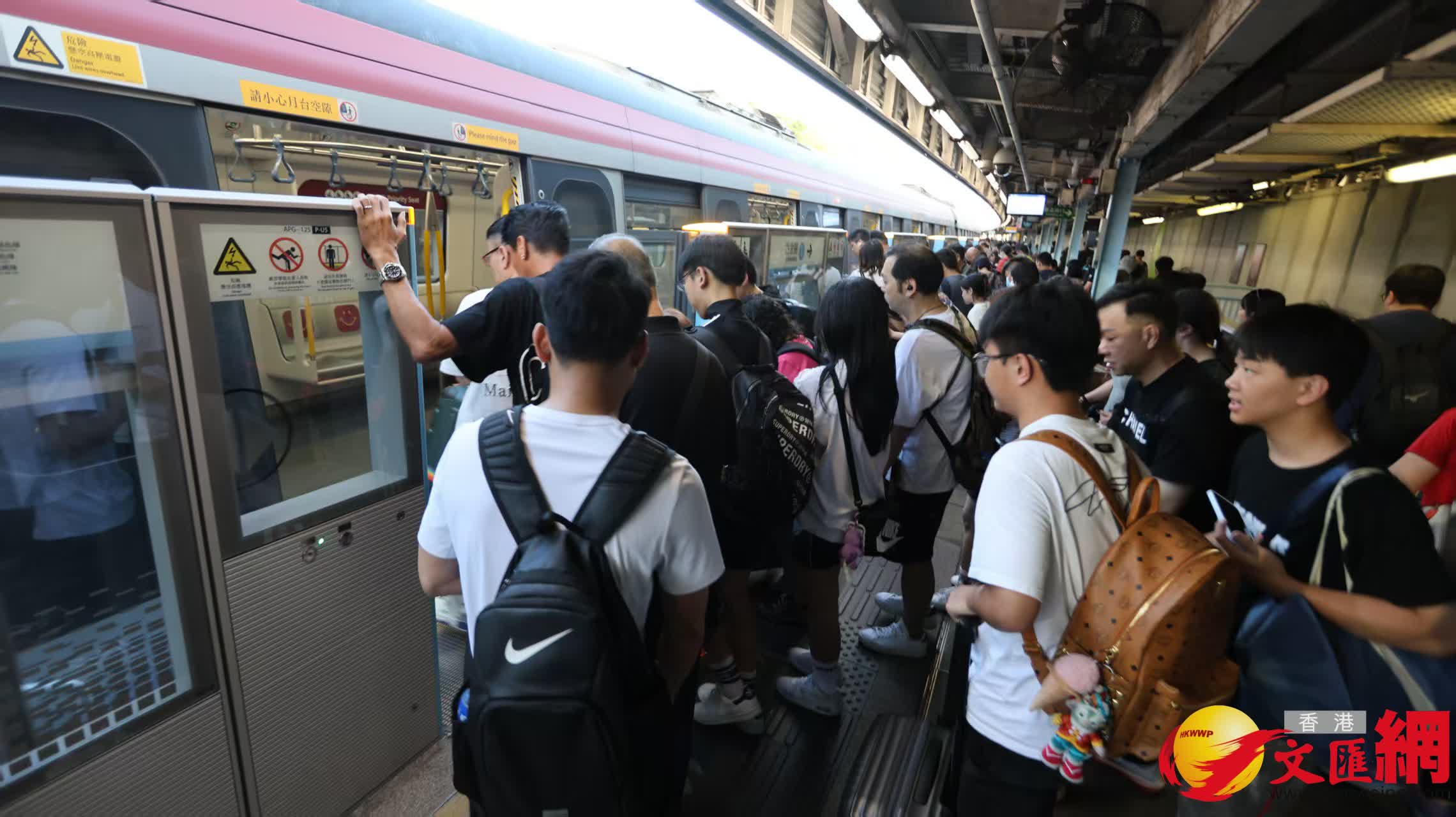 復活節長假期結束,羅湖站回港情況。(香港文匯報記者黃艾力 攝) 復活節長假期結束,羅湖站回港情況。(香港文匯報記者黃艾力 攝)