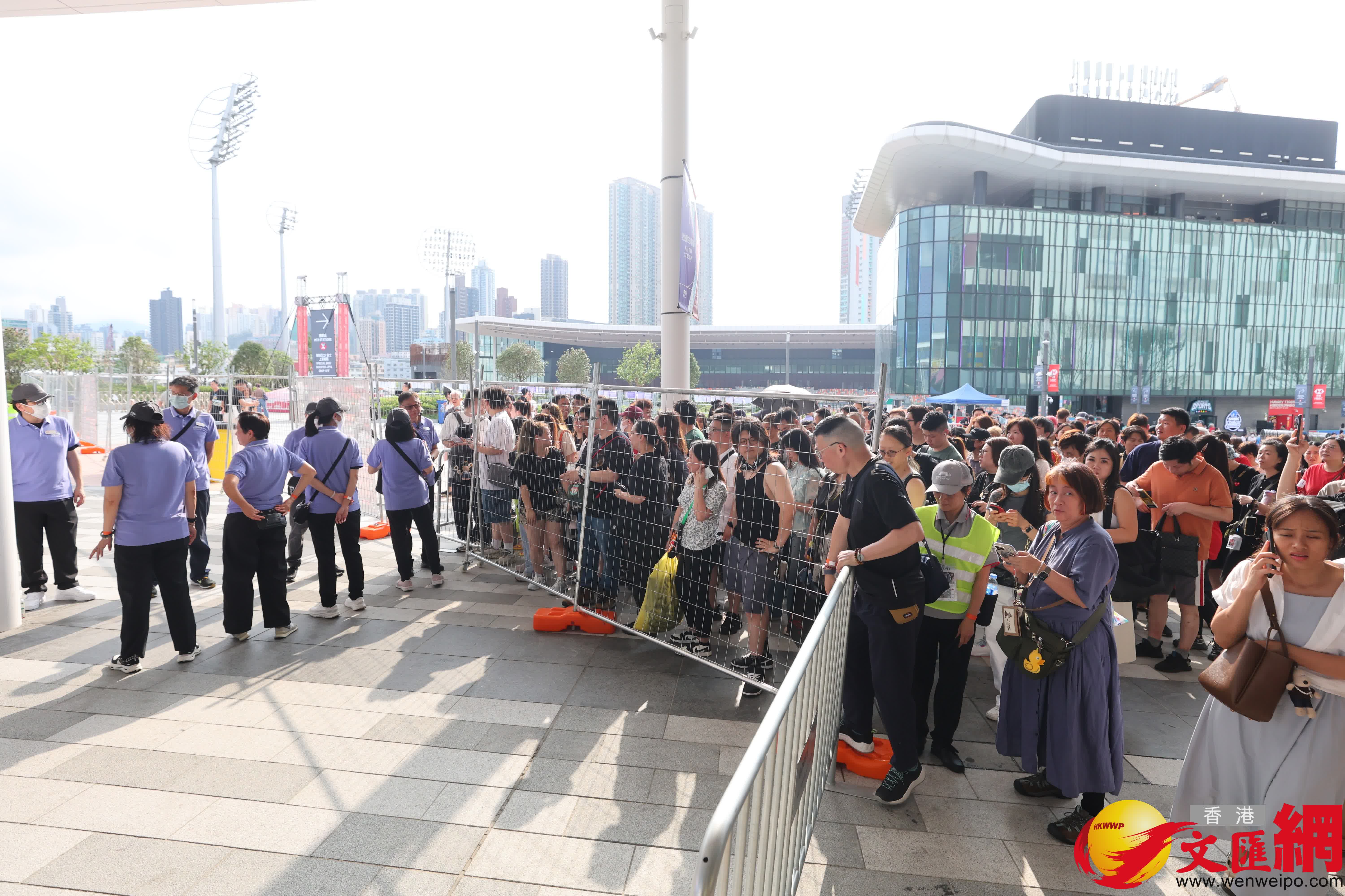 首場謝霆鋒演唱會於啟德體育園舉行，售賣紀(jì)念品攤檔人頭湧湧，歌迷手持入場券拍照留念。 (香港文匯報(bào)記者北山彥 攝)