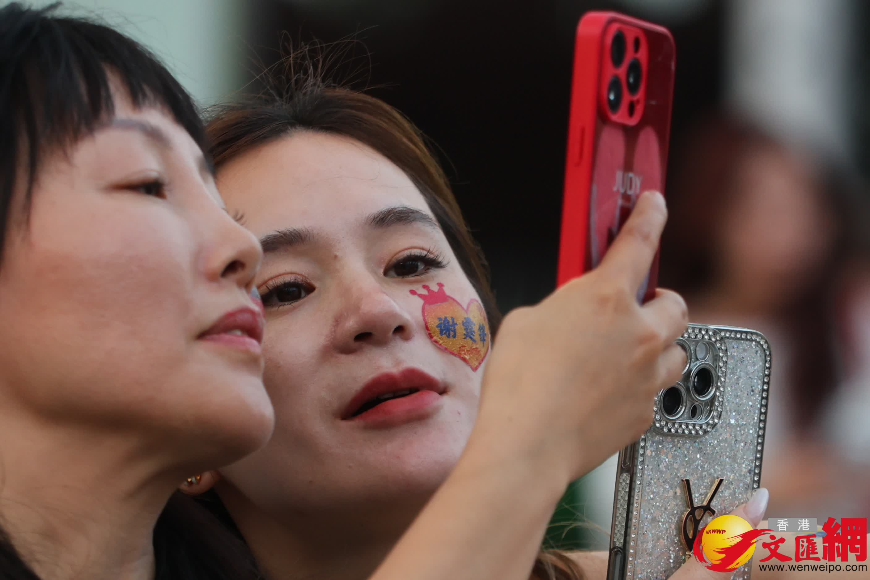首場謝霆鋒演唱會於啟德體育園舉行，售賣紀(jì)念品攤檔人頭湧湧，歌迷手持入場券拍照留念。 (香港文匯報(bào)記者北山彥 攝)