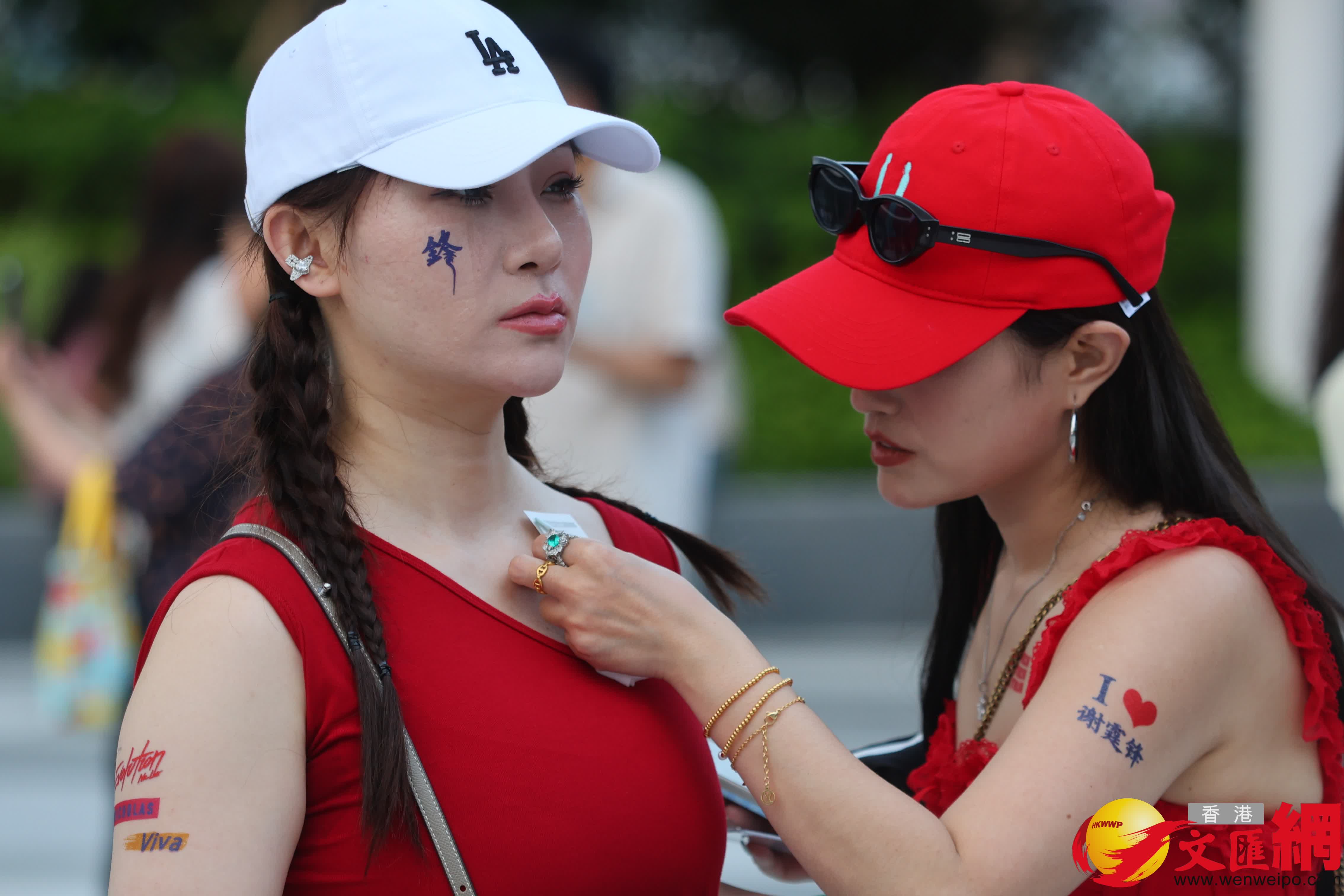 首場謝霆鋒演唱會於啟德體育園舉行，售賣紀(jì)念品攤檔人頭湧湧，歌迷手持入場券拍照留念。 (香港文匯報(bào)記者北山彥 攝)