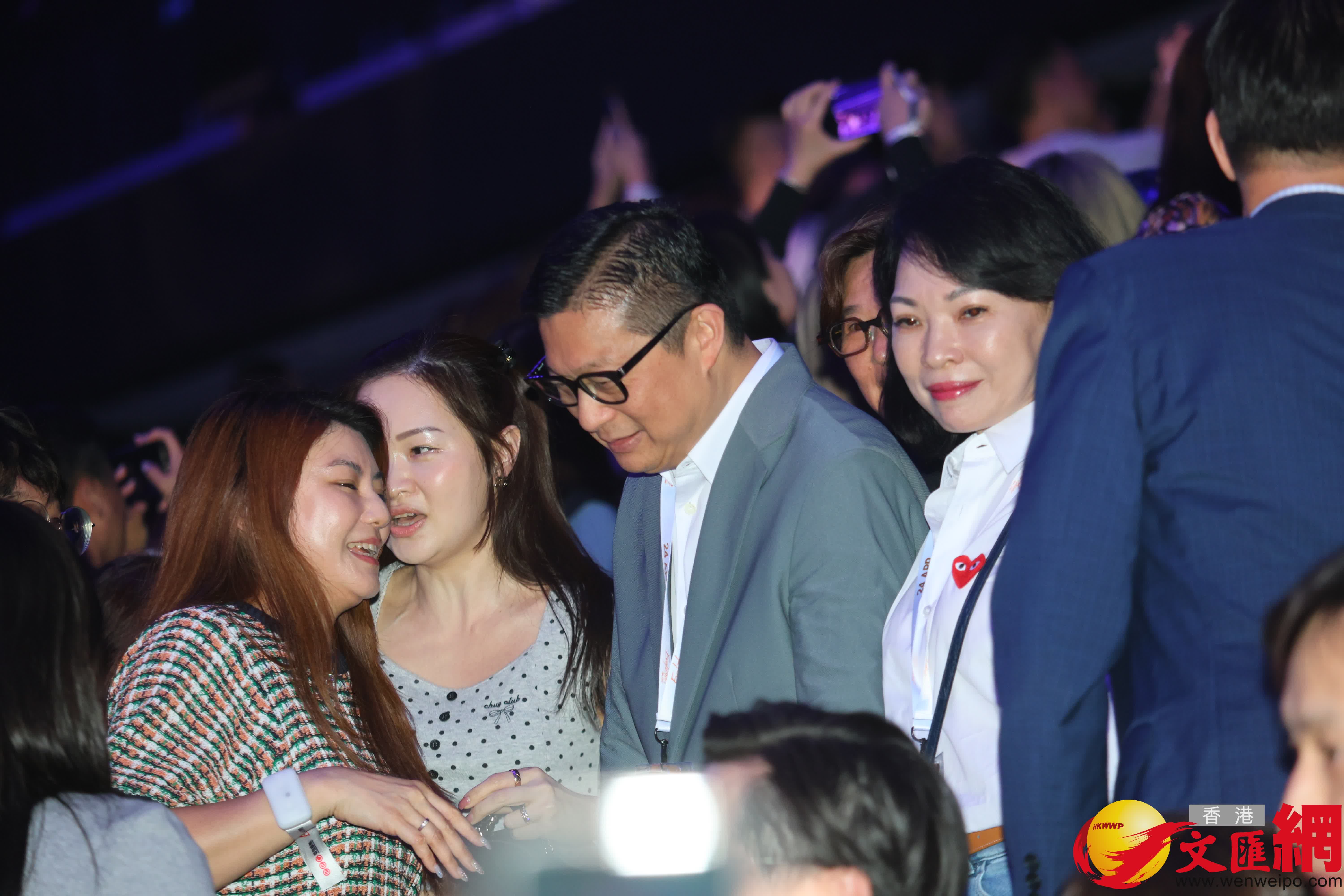 謝霆鋒演唱會星光熠熠,多位明星捧場。 (香港文匯報記者北山彥 攝) 謝霆鋒演唱會星光熠熠,多位明星捧場。 (香港文匯報記者北山彥 攝)