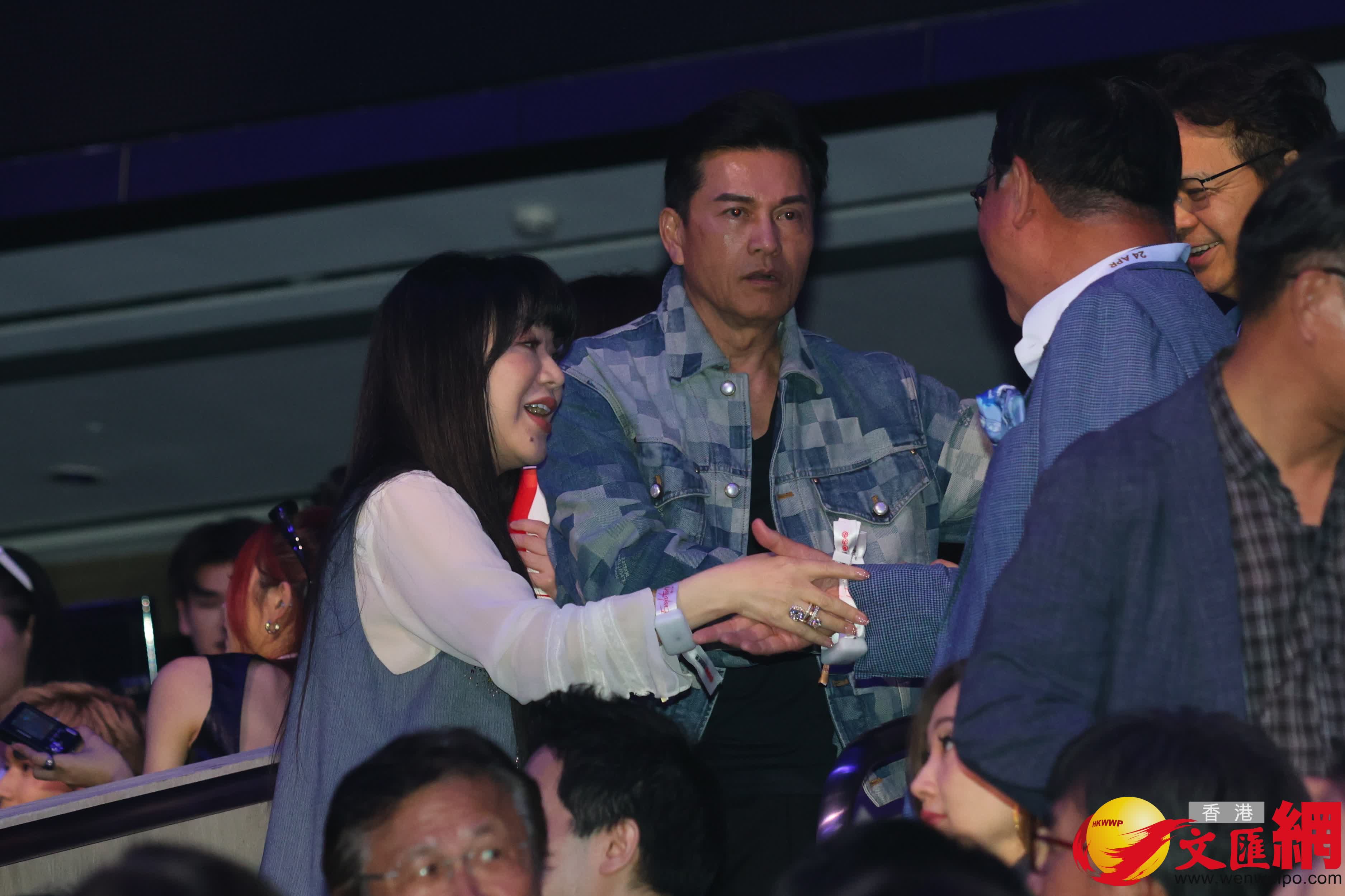 謝霆鋒演唱會星光熠熠,多位明星捧場。 (香港文匯報記者北山彥 攝) 謝霆鋒演唱會星光熠熠,多位明星捧場。 (香港文匯報記者北山彥 攝)