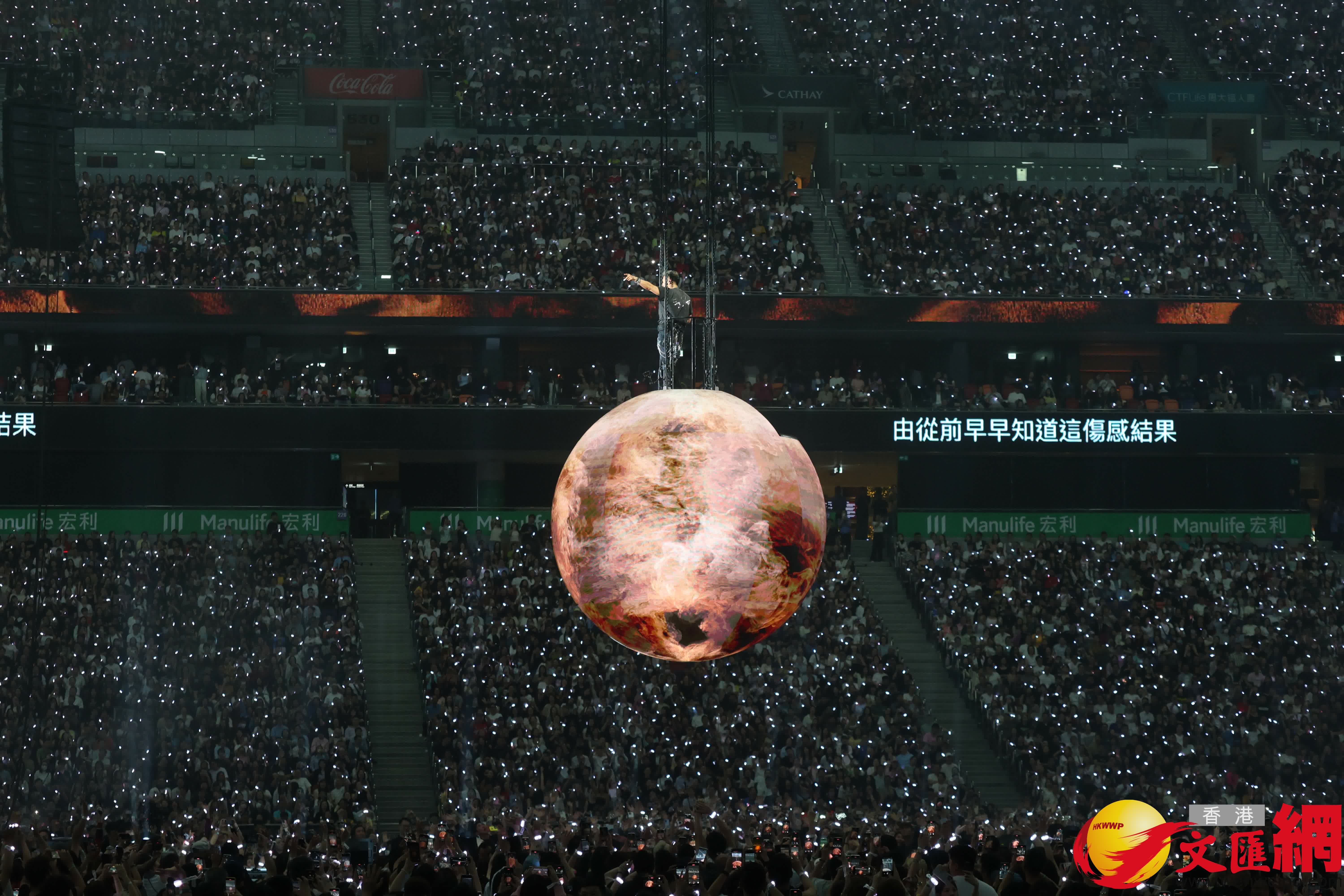 謝霆鋒首登啟德體育園開個唱,萬人見證舞台魅力。 (香港文匯報記者北山彥 攝) 謝霆鋒首登啟德體育園開個唱,萬人見證舞台魅力。 (香港文匯報記者北山彥 攝)