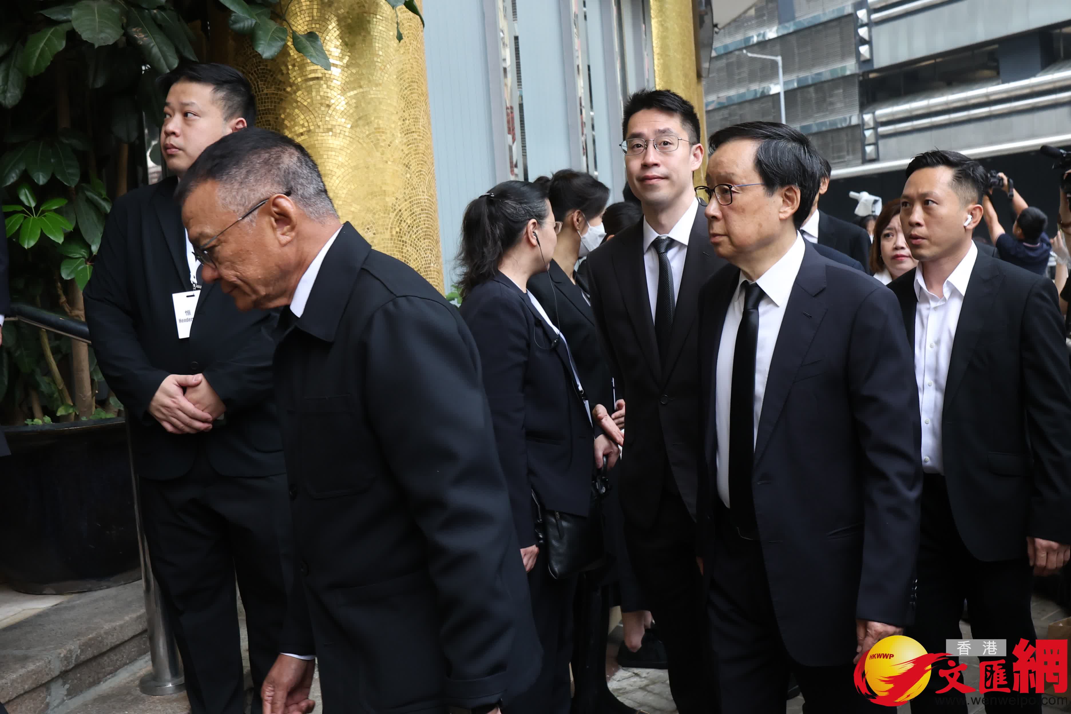 新鴻基地產執行董事郭基煇(右三）、新地副董事總經理雷霆(右二)。（香港文匯報記者萬霜靈 攝）