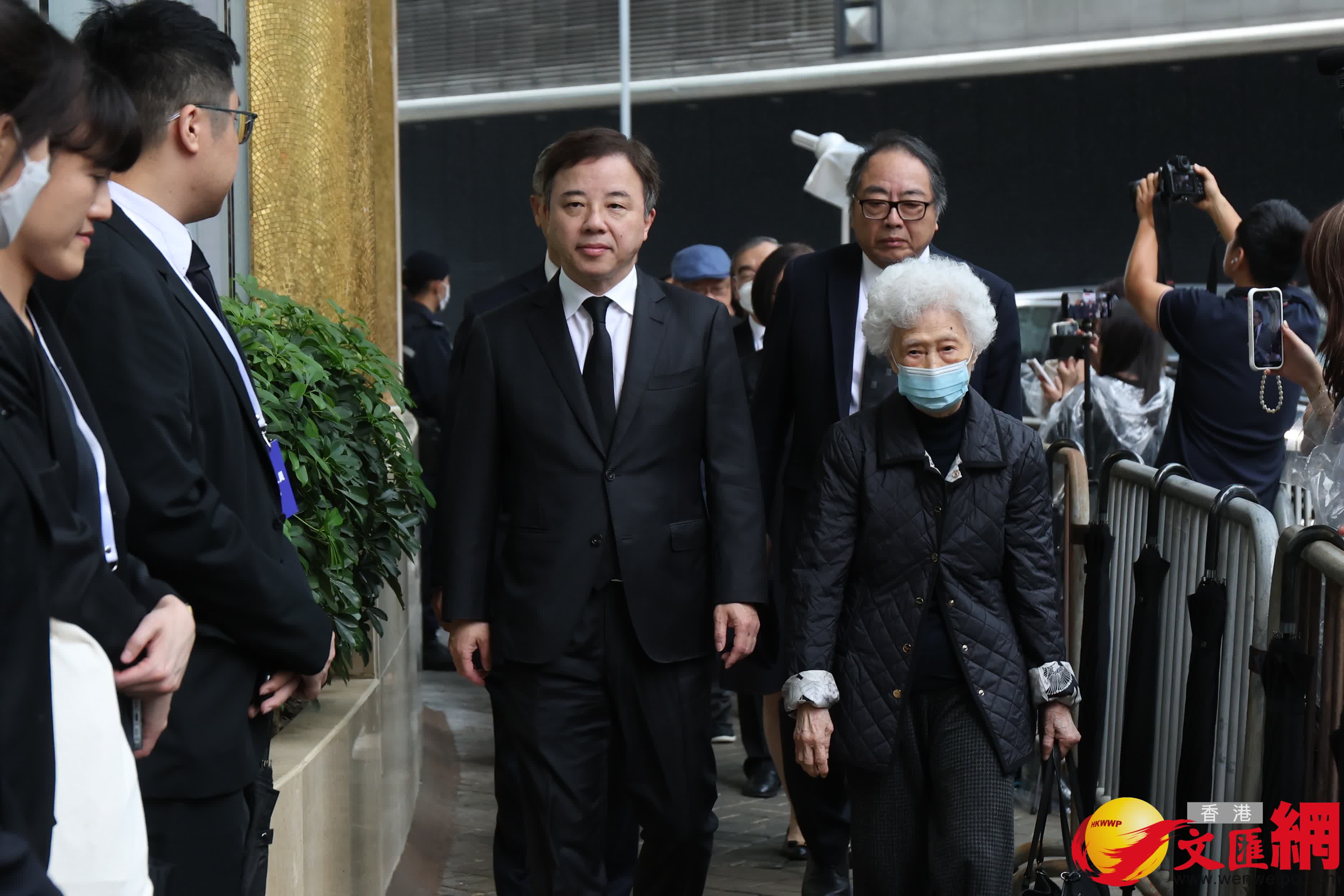 香港大學校長張翔（左）、香港大學前校長徐立之(左二)、港大校務委員會委員楊紫芝（左三）（香港文匯報記者萬霜靈 攝）