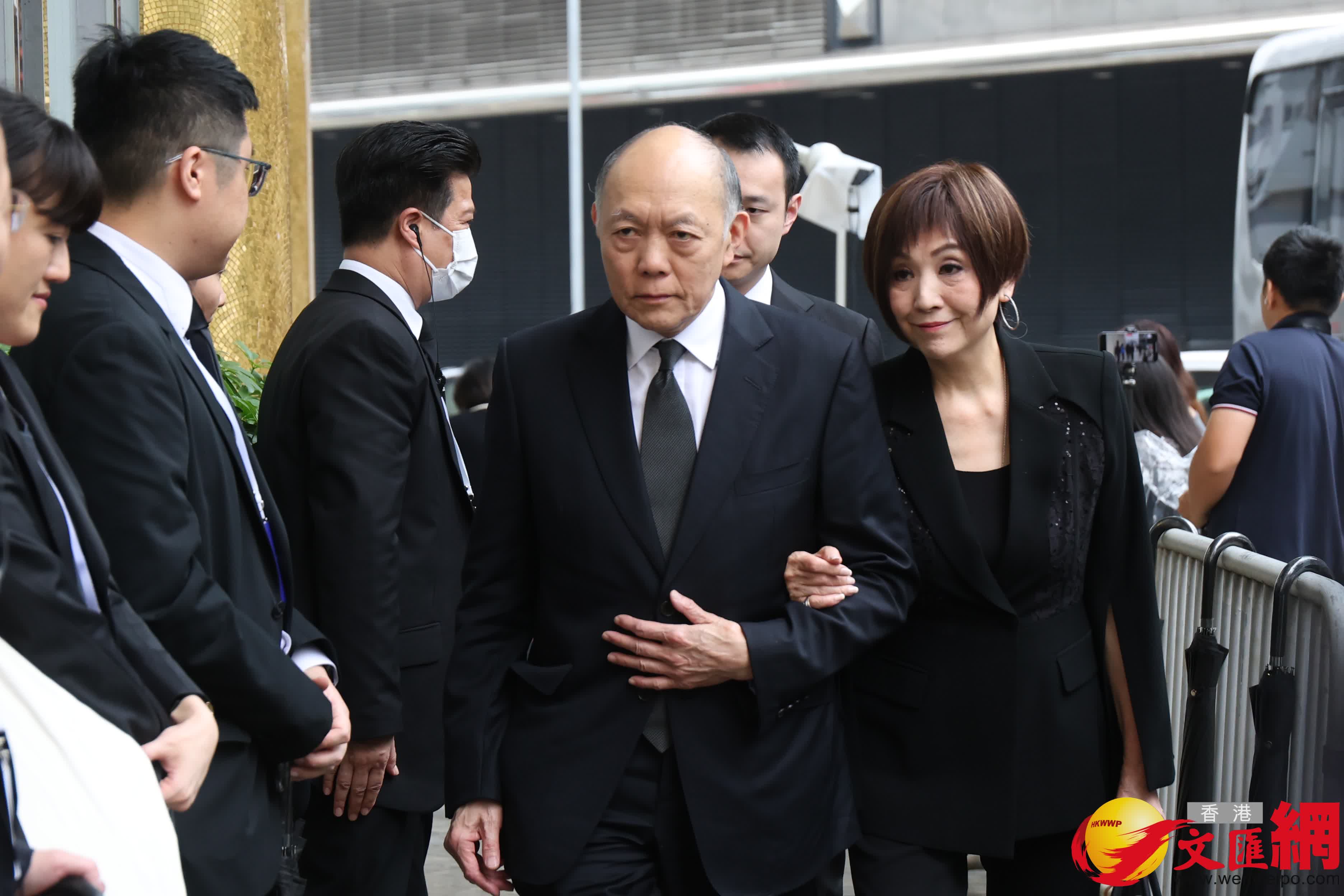香港中華總商會會長霍震寰及太太。（香港文匯報記者萬霜靈 攝）