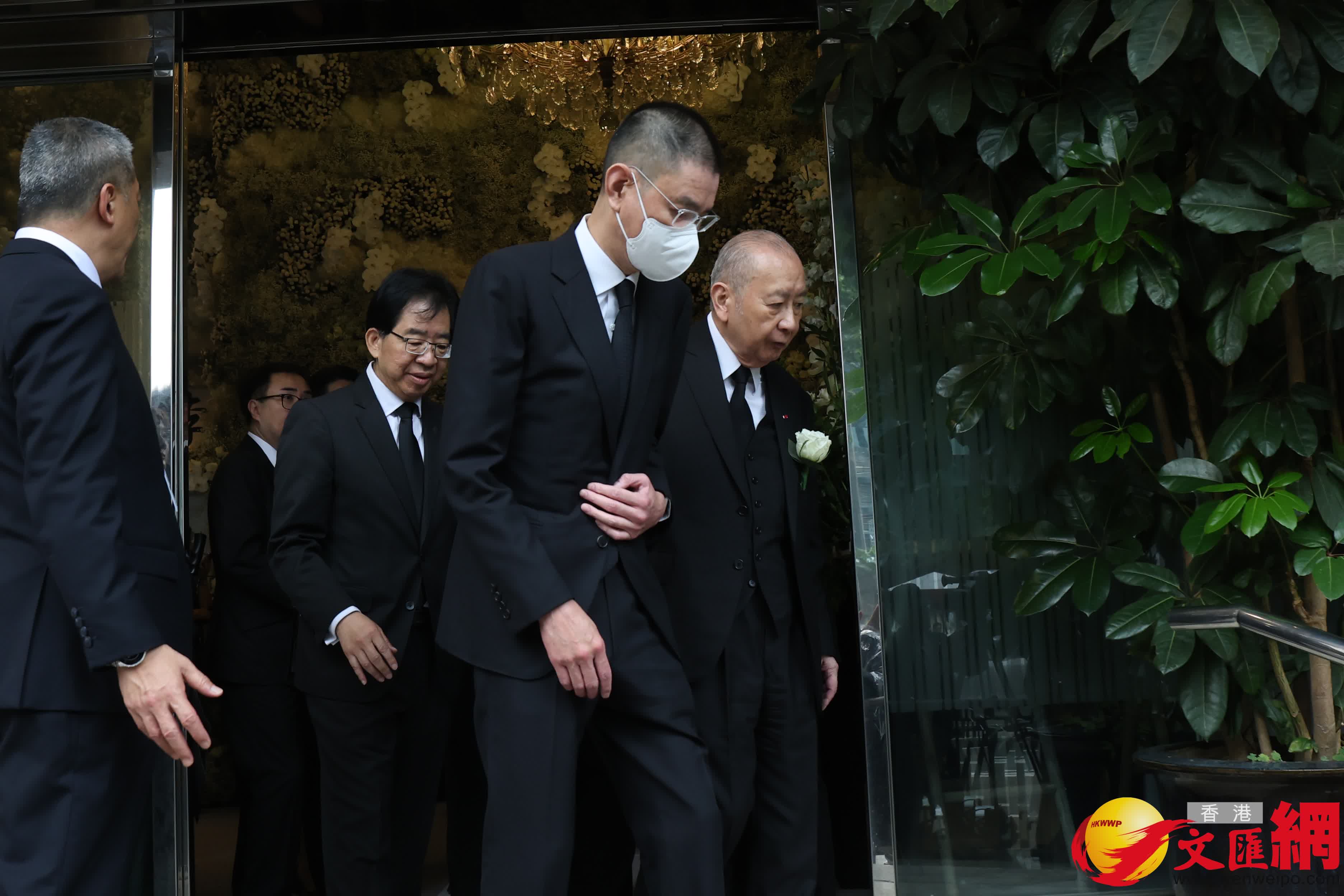 東亞銀行執行主席李國寶與東亞銀行聯席行政總裁李民橋（香港文匯報記者萬霜靈 攝）